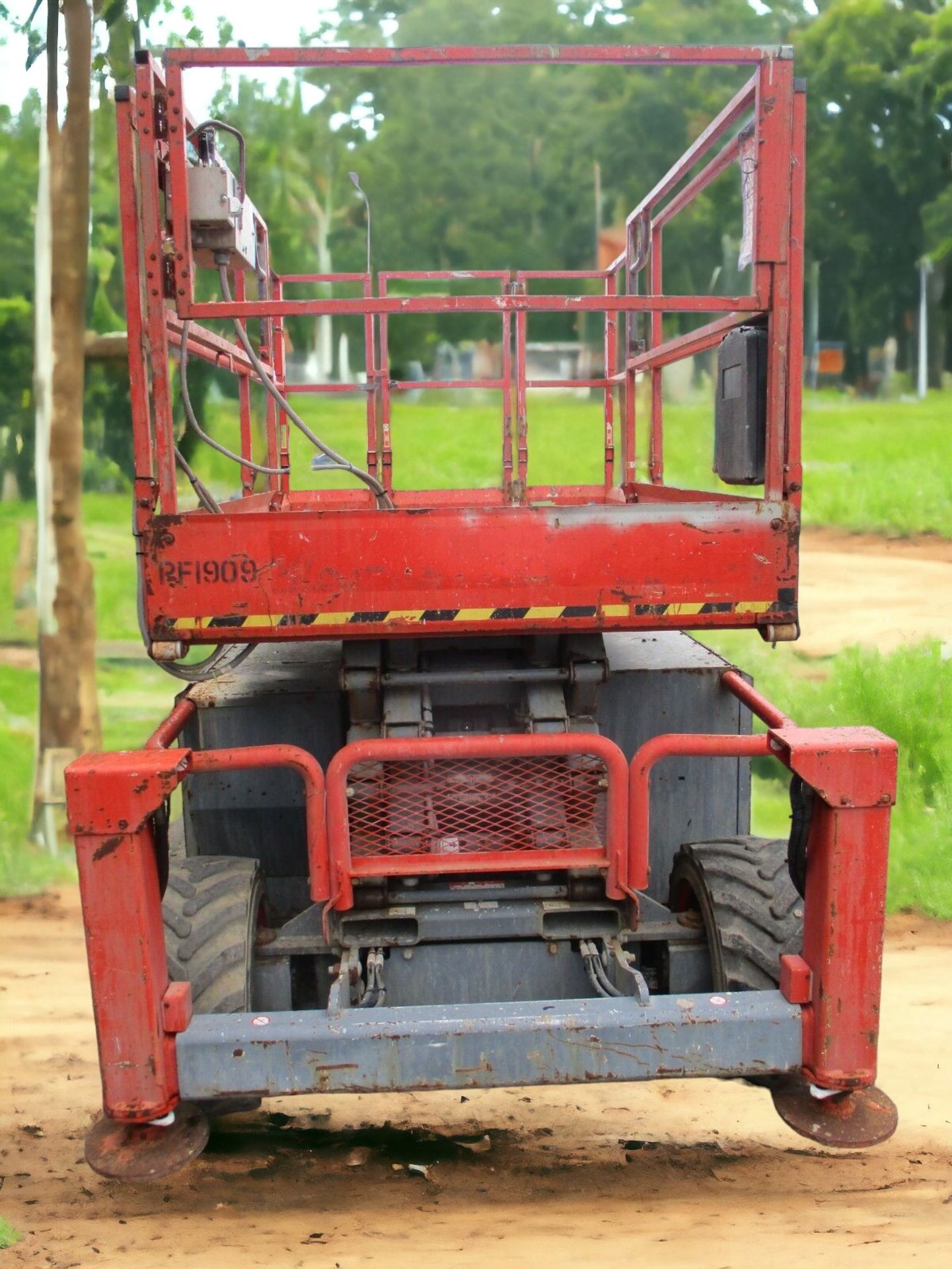 2015 SKYJACK SJ6832 SCISSOR LIFT - ELEVATE EFFICIENCY WITH PRECISION PERFORMANCE - Image 8 of 13