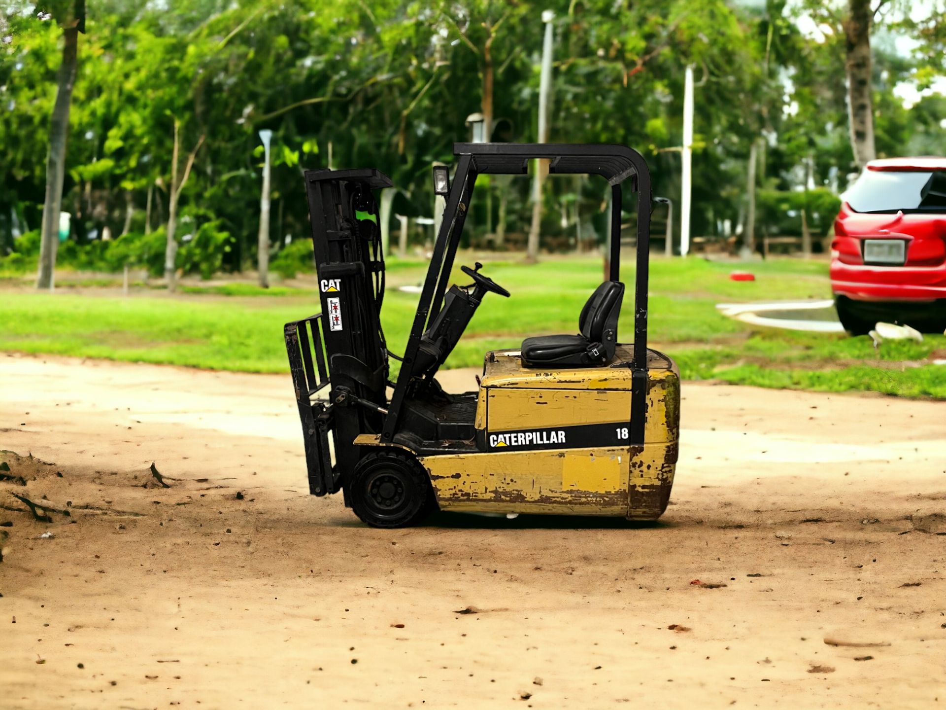 **(INCLUDES CHARGER)** CAT LIFT TRUCKS ELECTRIC 3-WHEEL FORKLIFT - EP18KT (2002)