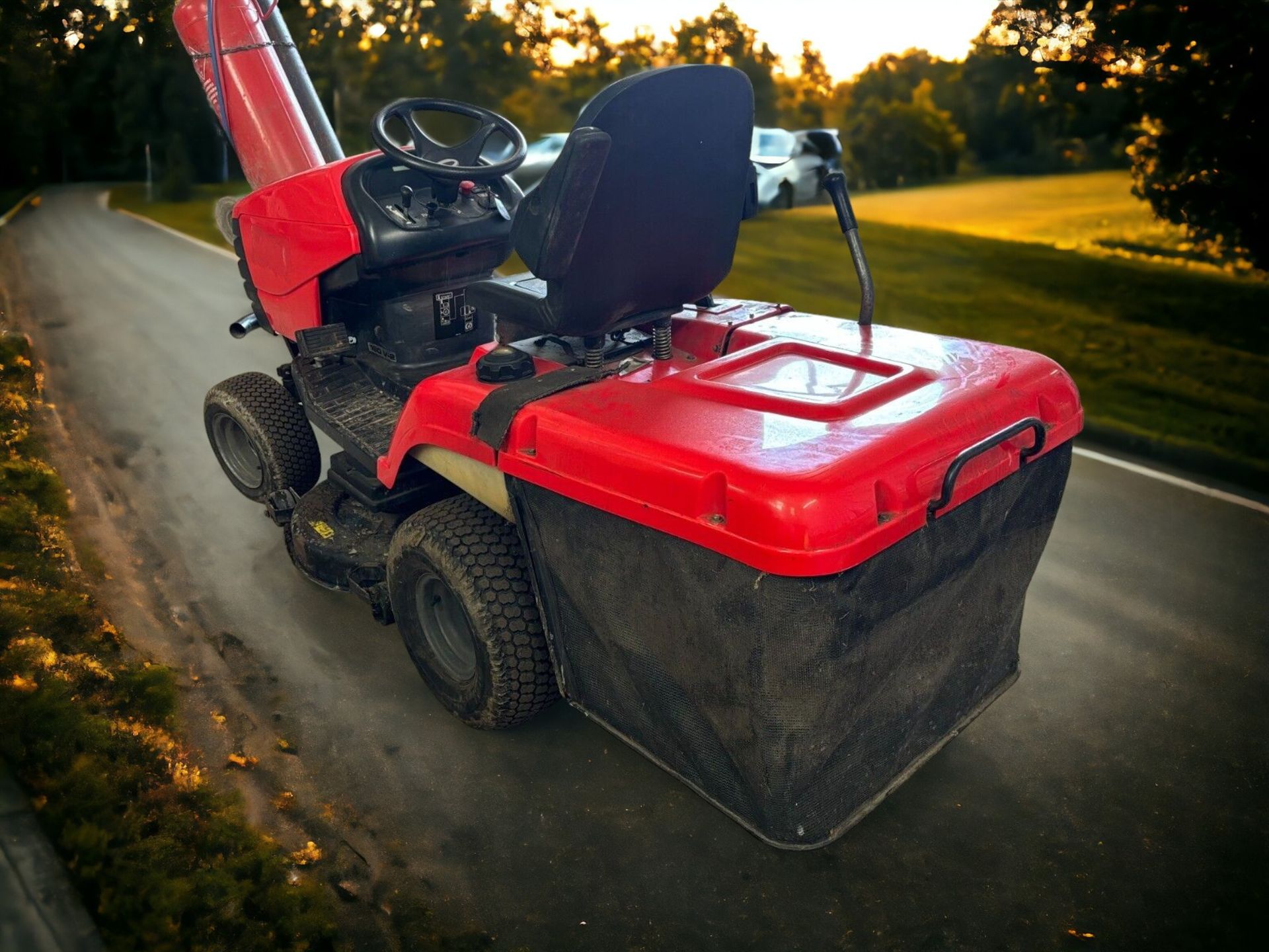 HYDROSTATIC DRIVE, 18HP BRIGGS AND STRATTON ENGINE, ELECTRIC START - Image 2 of 3