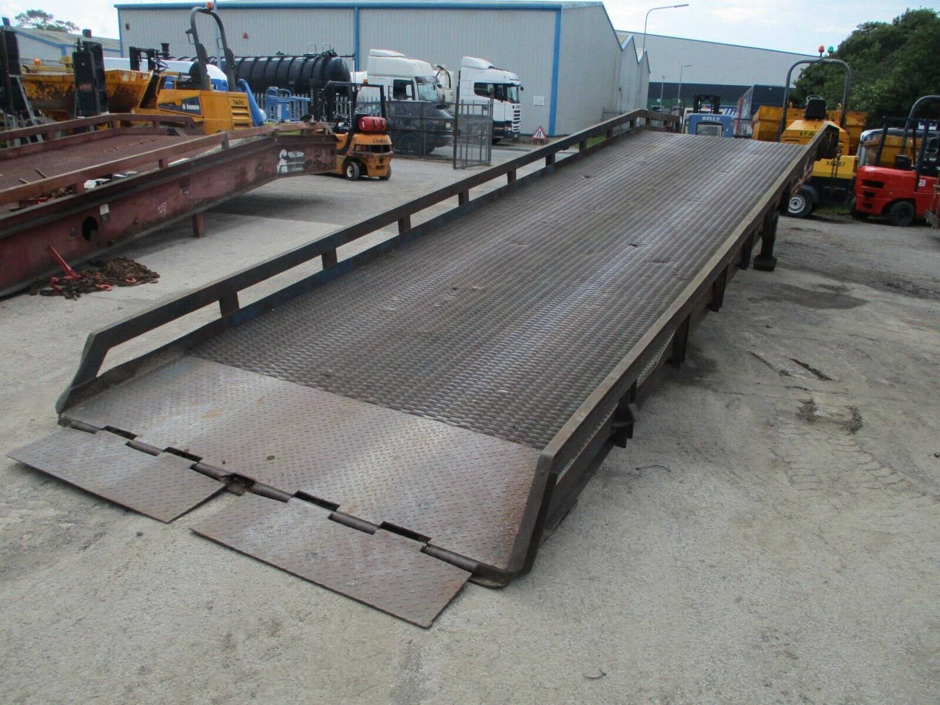 LANTERN CONTAINER LOADING RAMP - Image 12 of 14