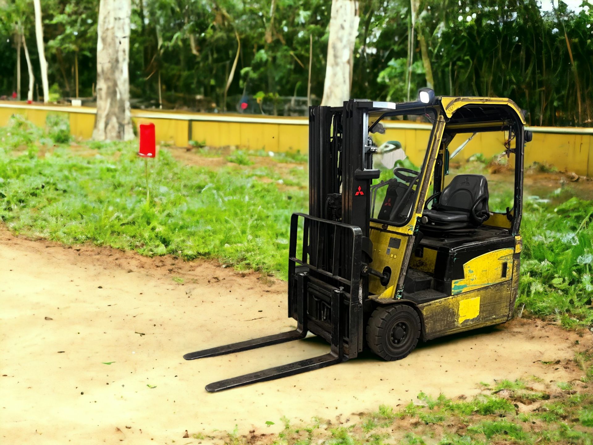 **(INCLUDES CHARGER)** MITSUBISHI ELECTRIC 3-WHEEL FORKLIFT - FB16NT (2011) - Image 2 of 6