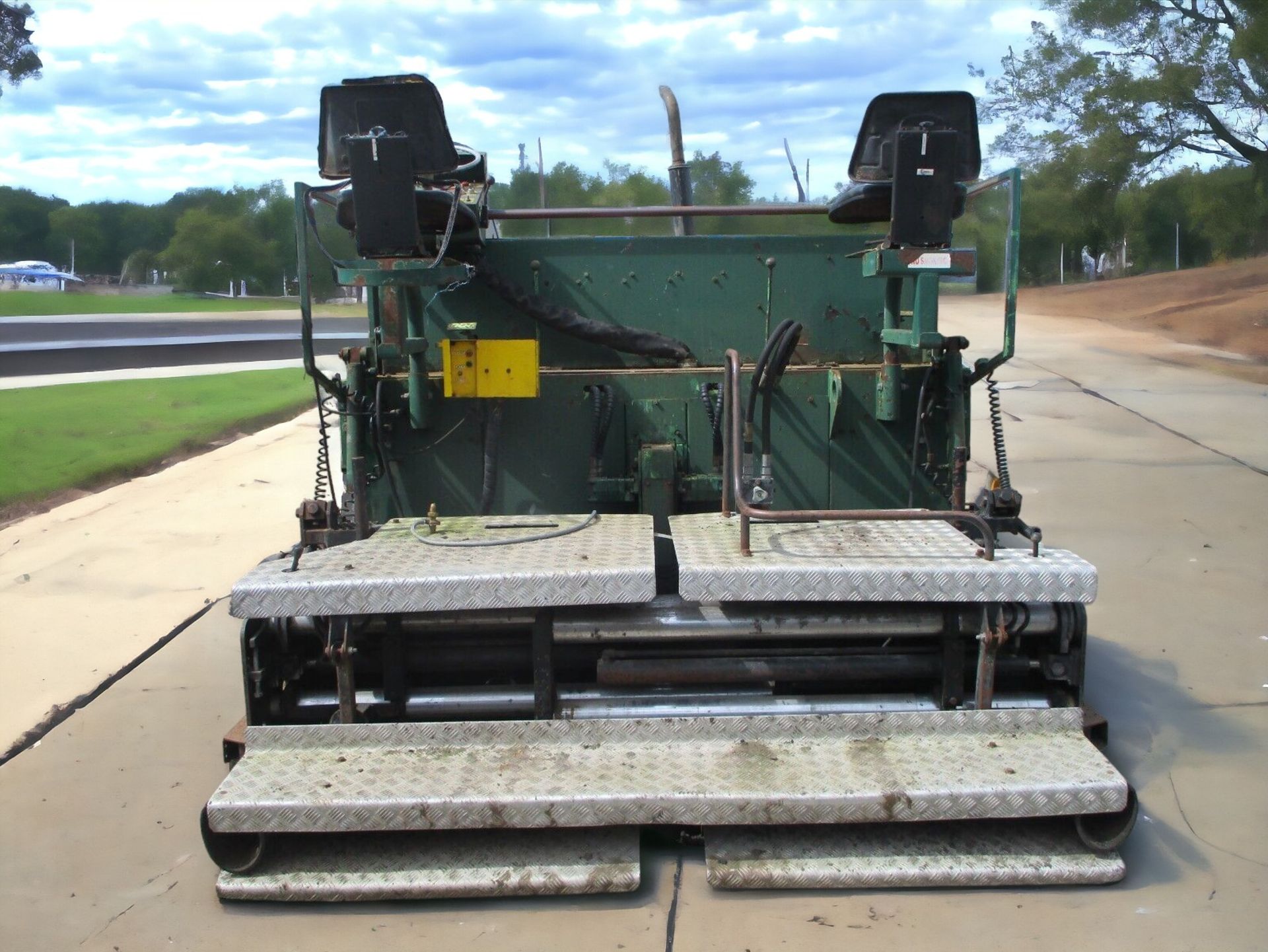 PERFORMANCE WITH THE BARBER GREENE BGP 210 TARMAC PAVER - Image 7 of 13