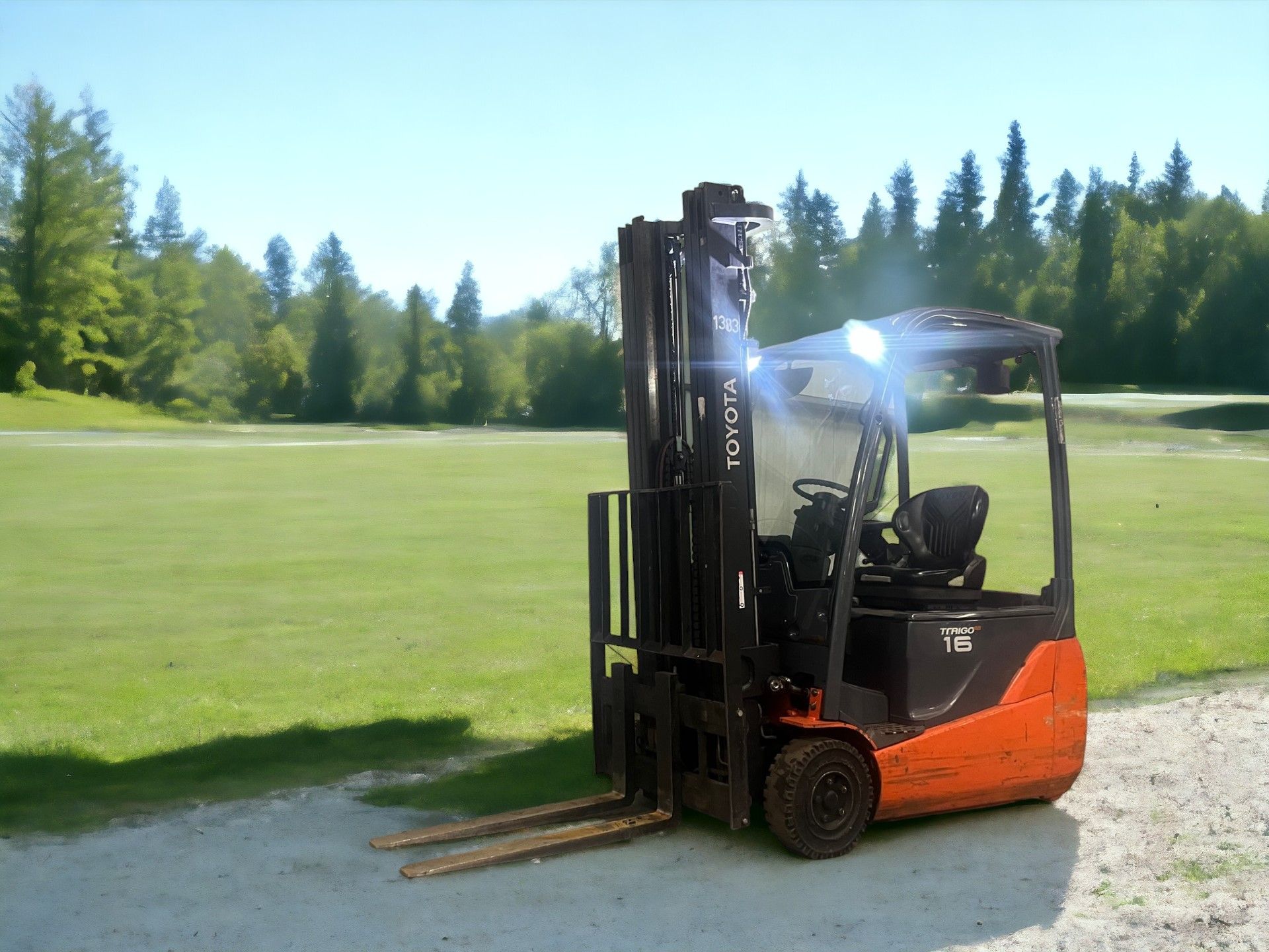 TOYOTA ELECTRIC 3-WHEEL FORKLIFT - 8FBET16 (2012) **(INCLUDES CHARGER)** - Image 6 of 6