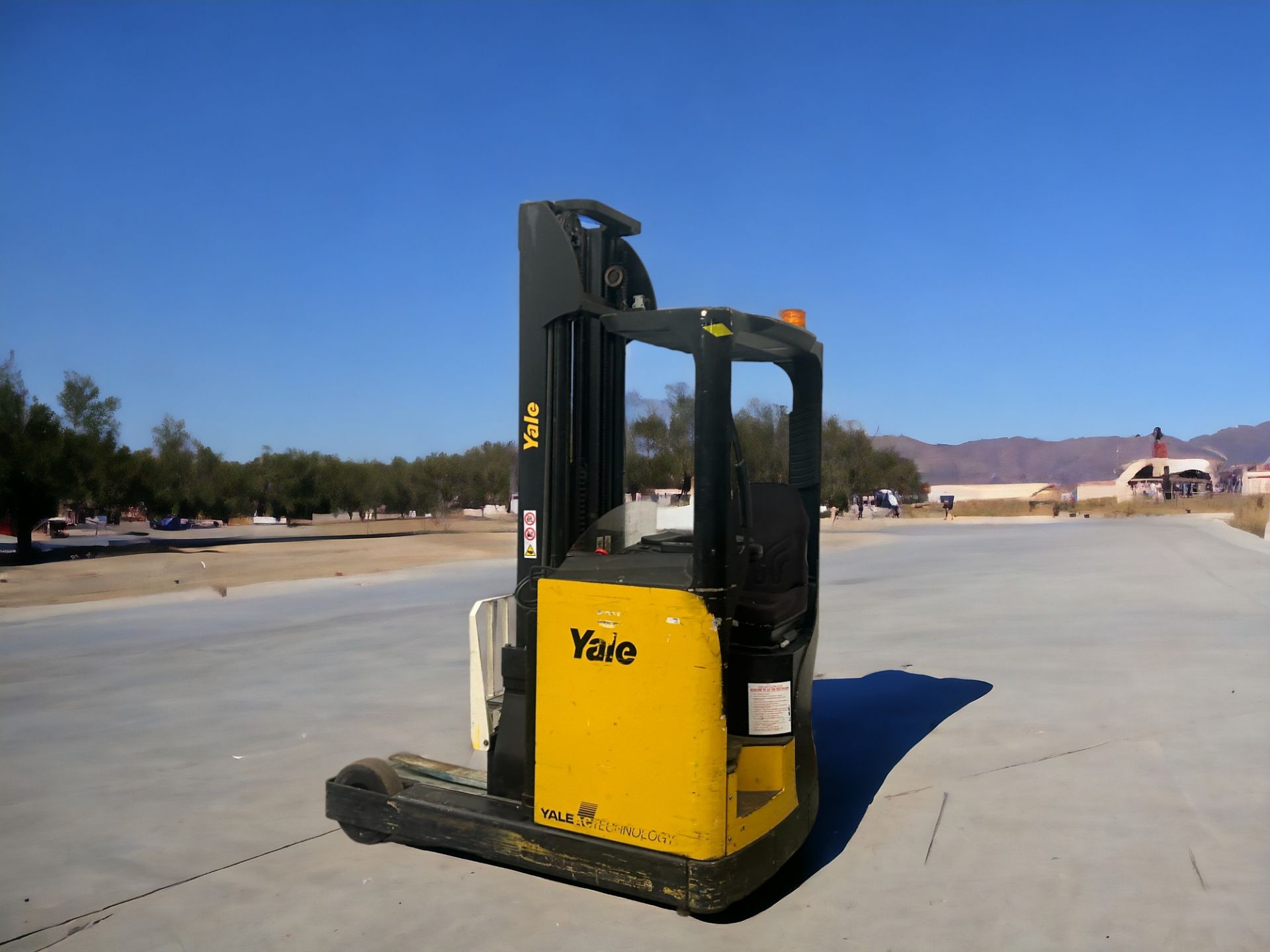 YALE MR16 REACH TRUCK - HIGH-PERFORMANCE ELECTRIC MATERIAL HANDLER **(INCLUDES CHARGER)** - Image 4 of 6