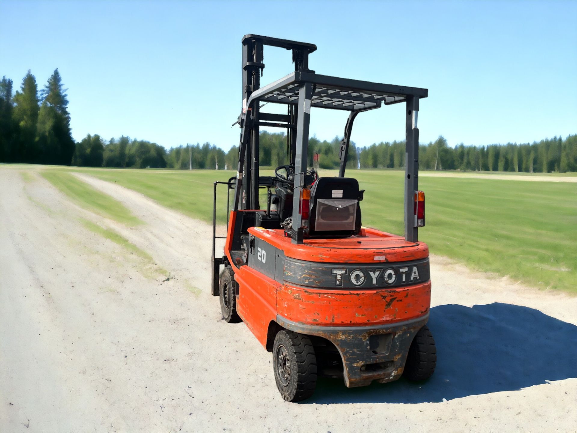 TOYOTA ELECTRIC 4-WHEEL FORKLIFT - FBM20 (2000) **(INCLUDES CHARGER)** - Image 6 of 7