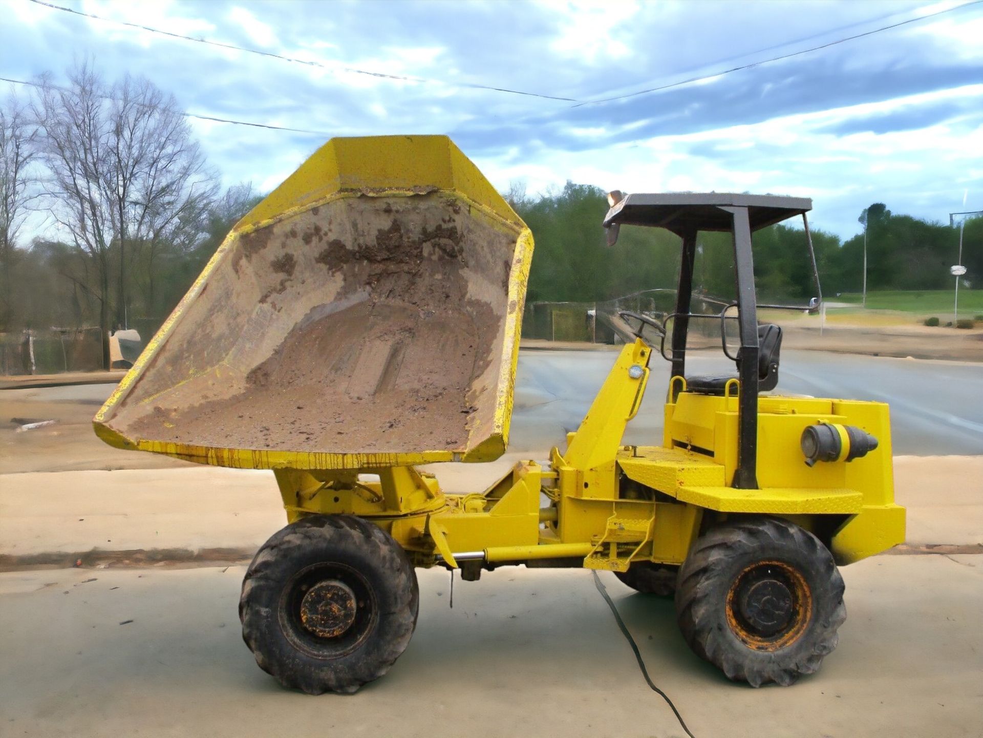 THWAITES 5-TON DUMPER WITH SWIVEL SKIP AND PERKINS ENGINE - Image 10 of 11