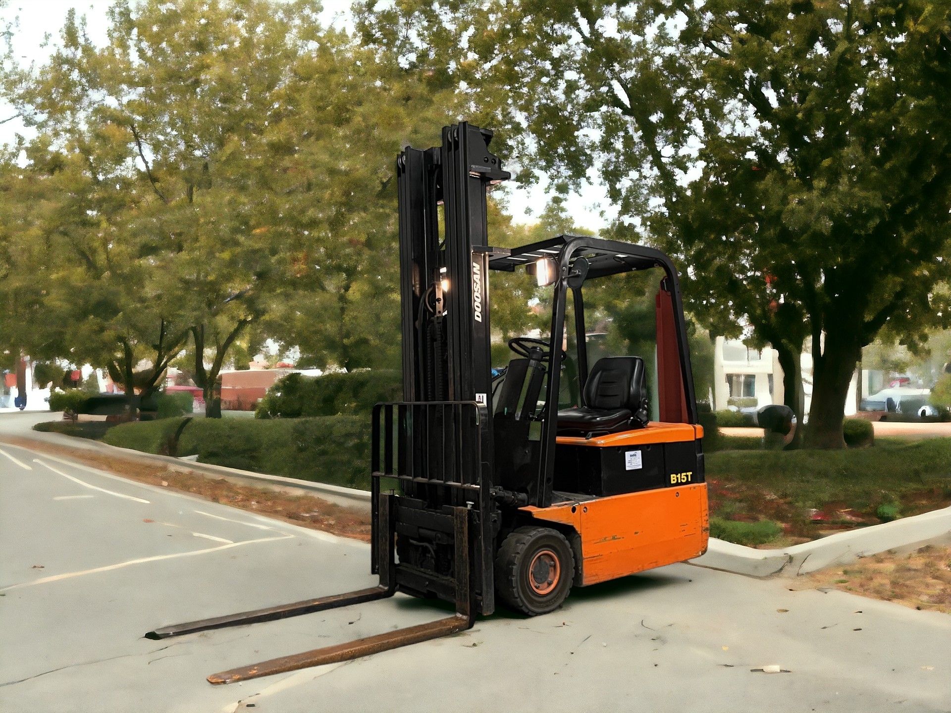 DAEWOO ELECTRIC 3-WHEEL FORKLIFT - MODEL B15T (1998) **(INCLUDES CHARGER)** - Image 2 of 6