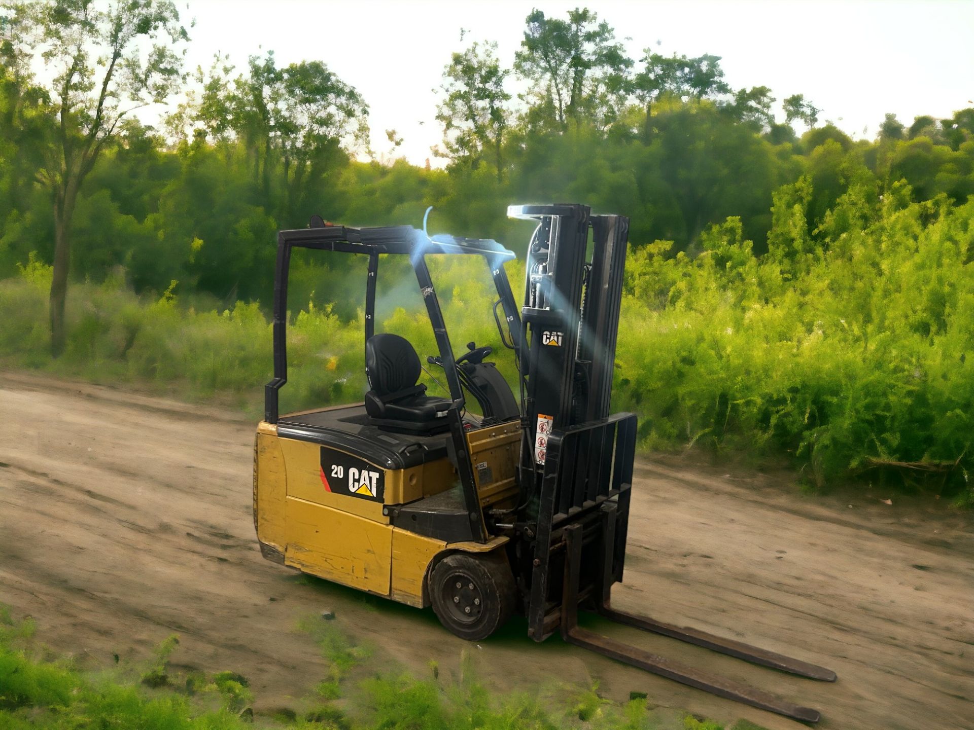 CAT LIFT TRUCKS EP20PNT ELECTRIC FORKLIFT - 2015 **(INCLUDES CHARGER)** - Image 4 of 6