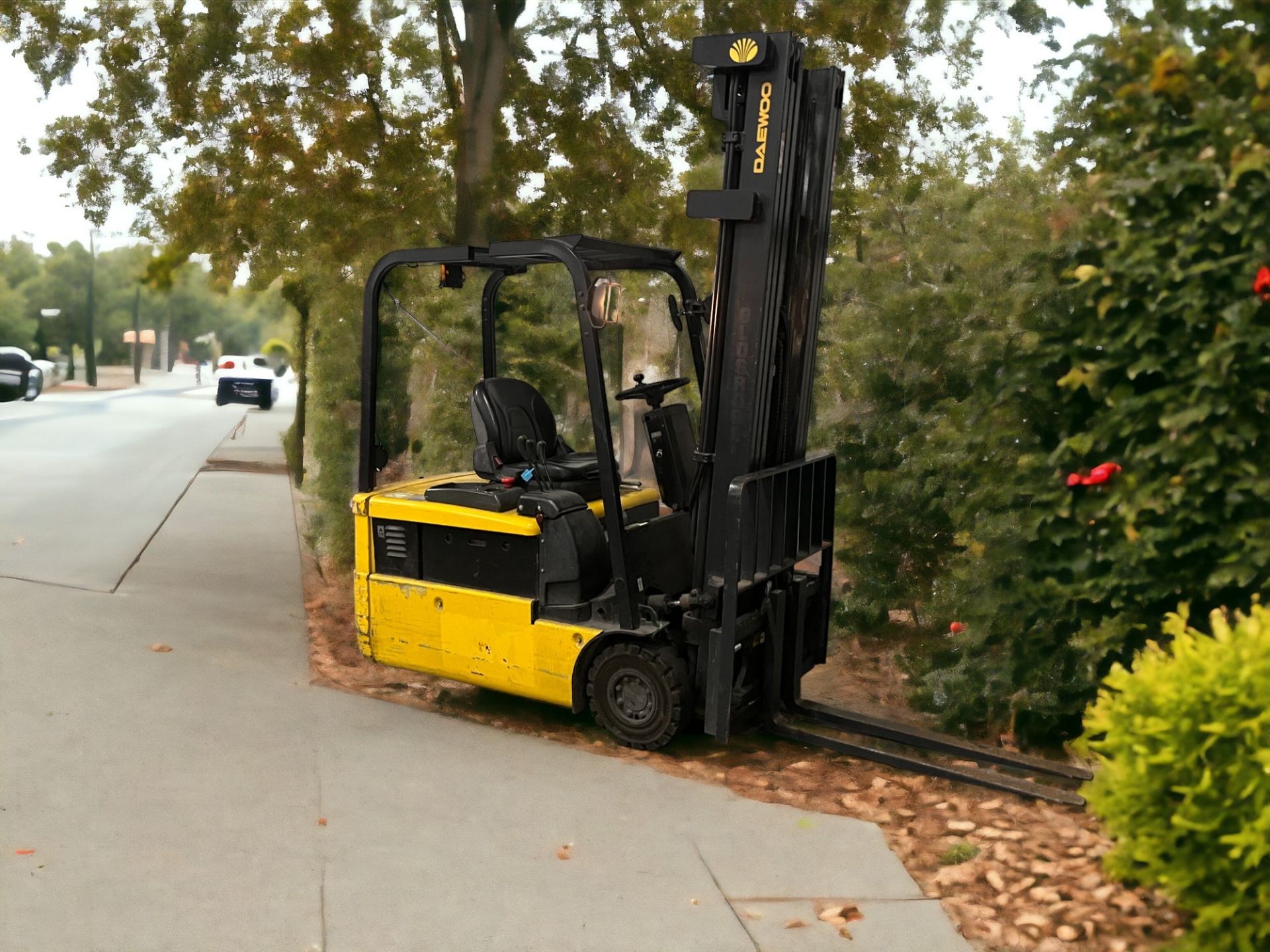 DAEWOO ELECTRIC 3-WHEEL FORKLIFT - MODEL B18T-2 (2002) **(INCLUDES CHARGER)** - Image 5 of 6