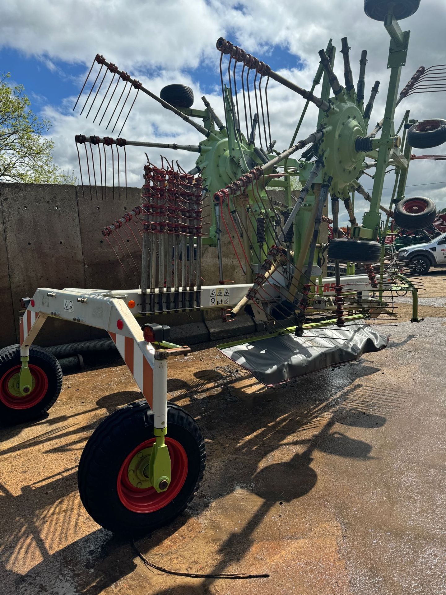 CLAAS LINER 880 PROFI TWIN ROTOR RAKE - Image 4 of 12