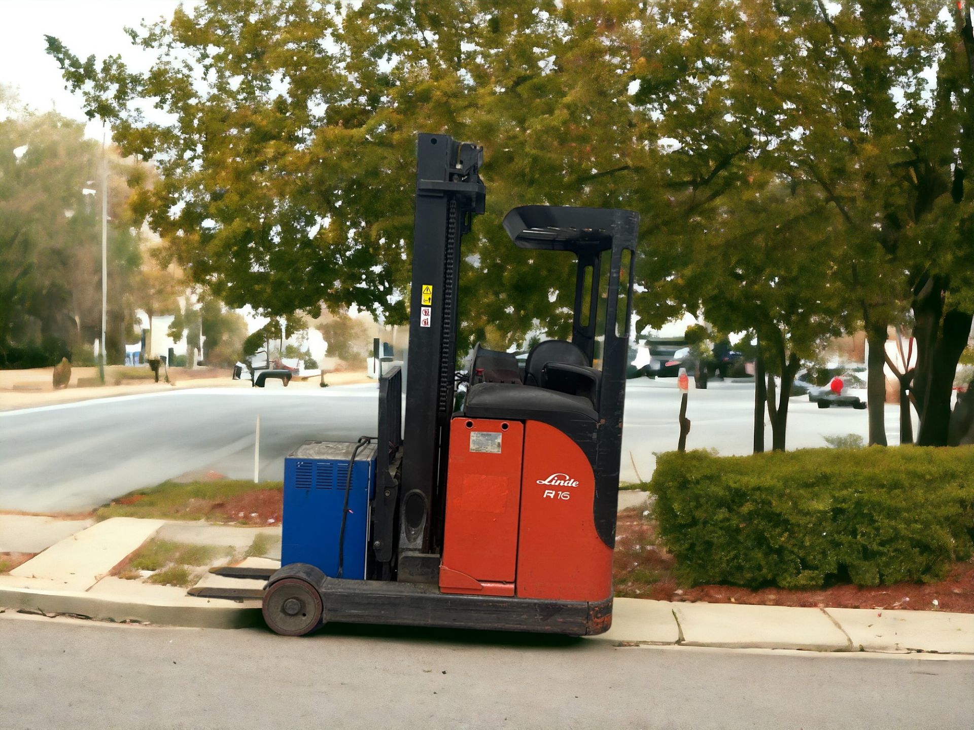 LINDE REACH TRUCK - MODEL R16 (2005) **(INCLUDES CHARGER)** - Image 2 of 6