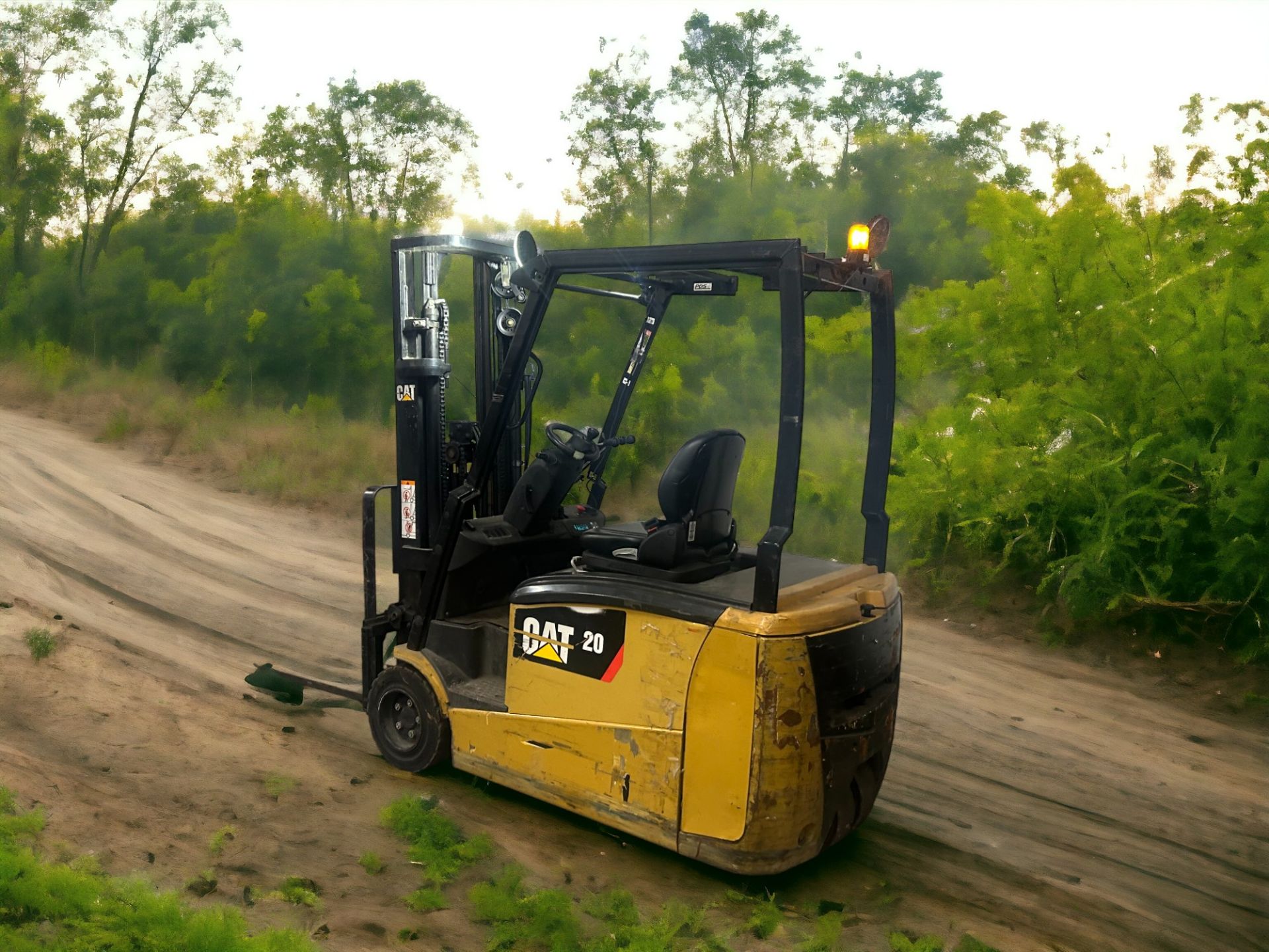 CAT LIFT TRUCKS EP20PNT ELECTRIC FORKLIFT - 2015 **(INCLUDES CHARGER)** - Image 3 of 6