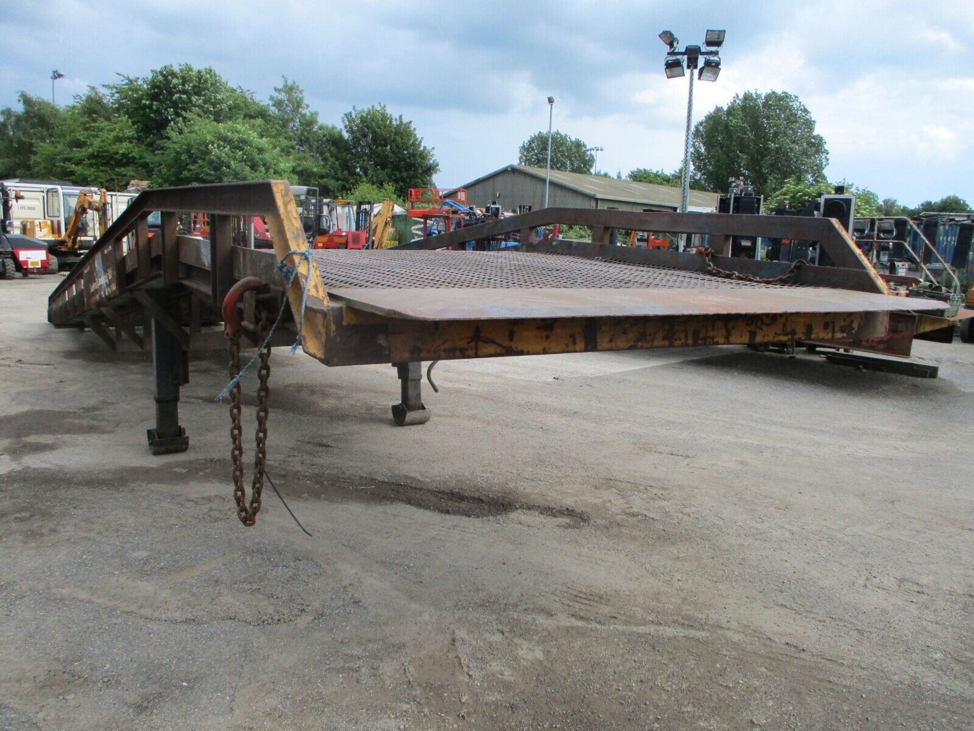 LANTERN CONTAINER LOADING RAMP - Image 10 of 14