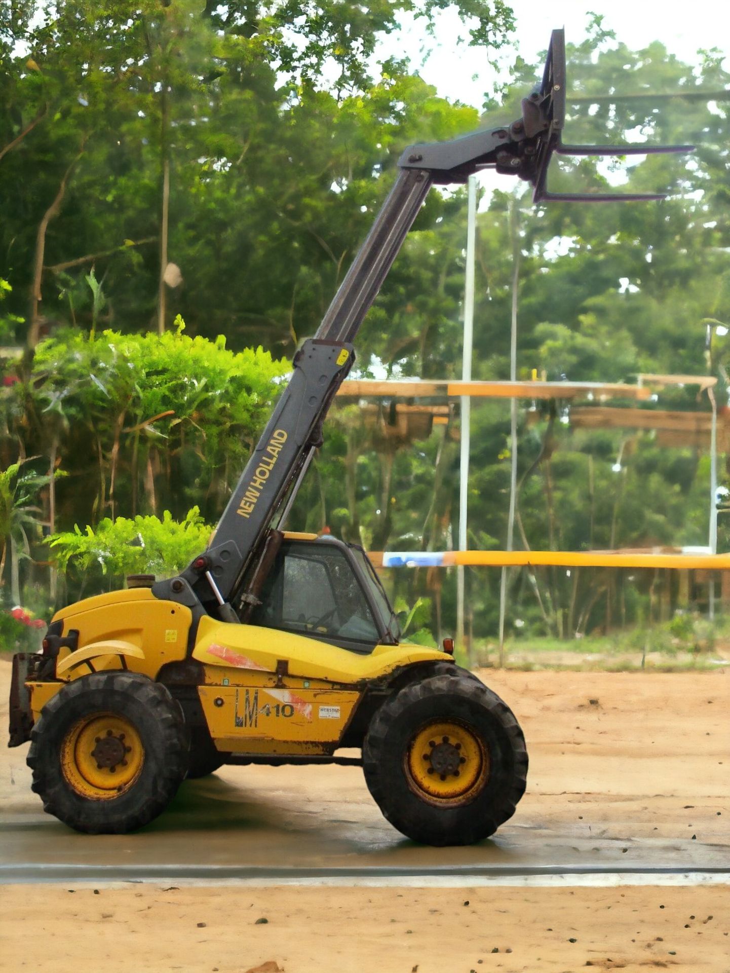 NEW HOLLAND LM410 TELEHANDLER - POWER, PRECISION, AND PERFORMANCE - Image 6 of 10