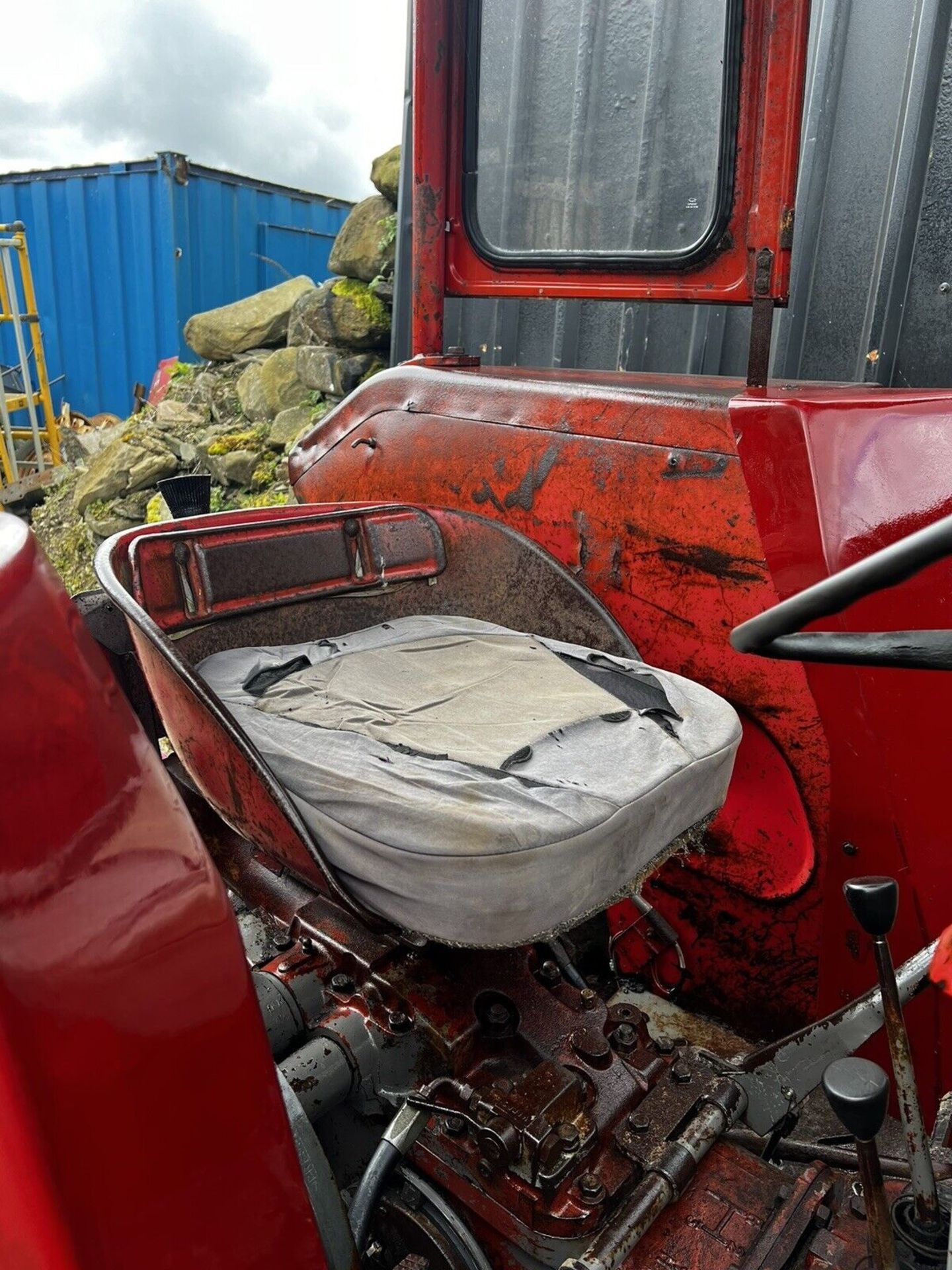 POWERFUL PERFORMANCE: MASSEY FERGUSON 165 TRACTOR, BUILT TO LAST - Image 7 of 9