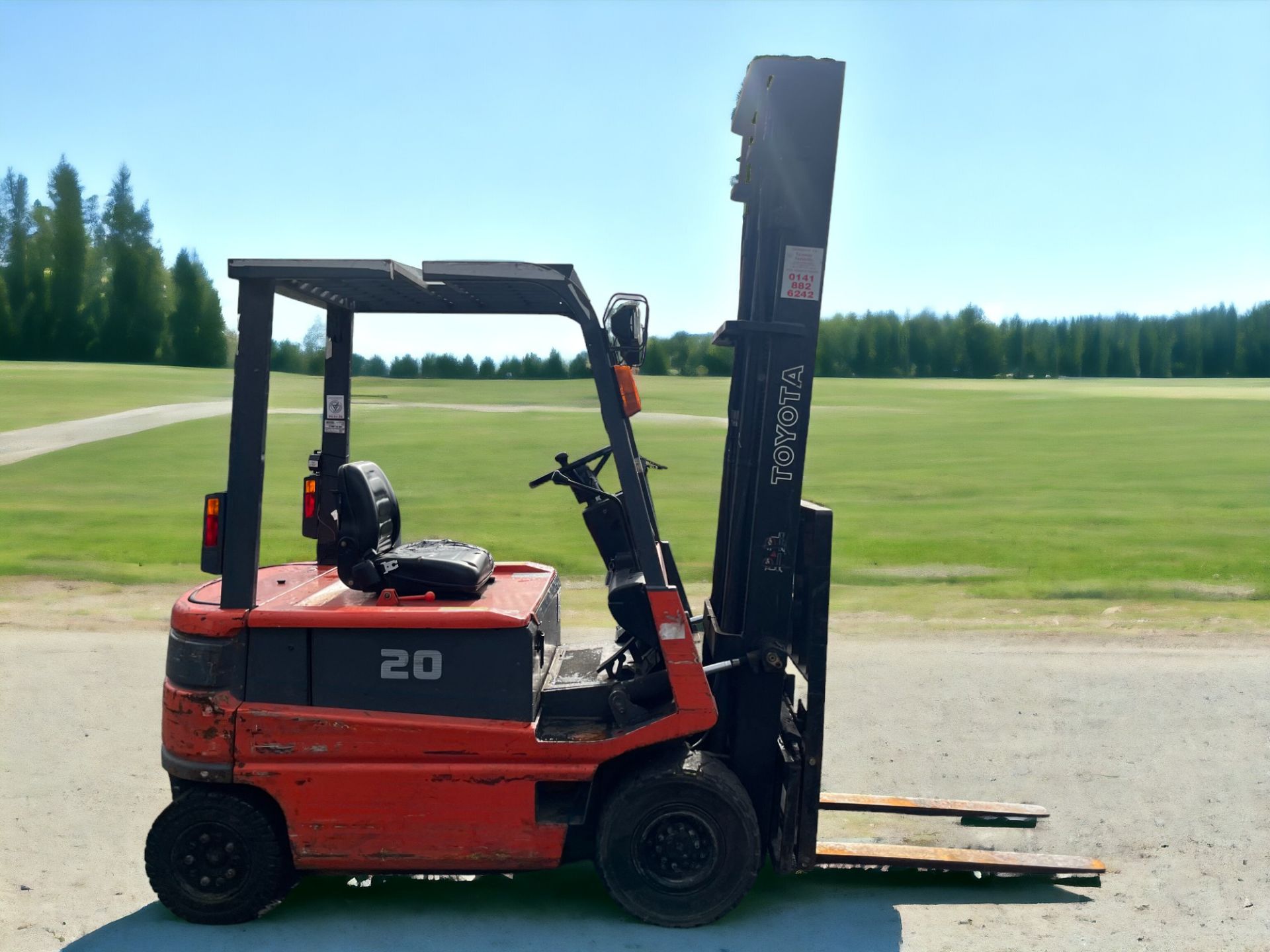 TOYOTA ELECTRIC 4-WHEEL FORKLIFT - FBM20 (2000) **(INCLUDES CHARGER)** - Image 5 of 7