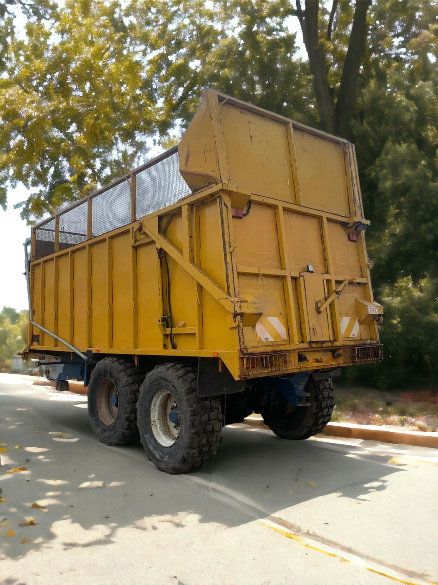 TWIN AXLE 14 TON SILAGE TRAILER WITH AIR AND HYDRAULIC BRAKES - Image 4 of 5