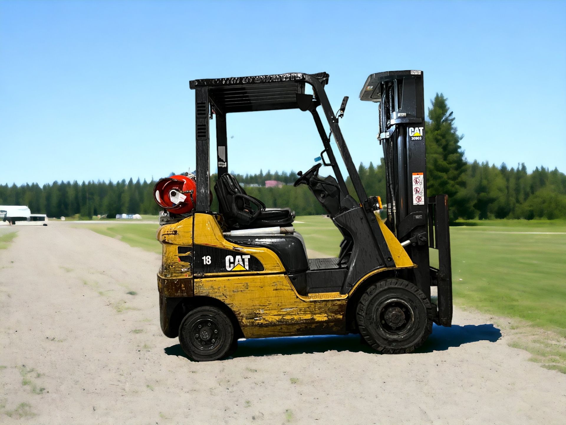 CAT LIFT TRUCK - GP18NT LPG FORKLIFT (2017) - Image 4 of 5