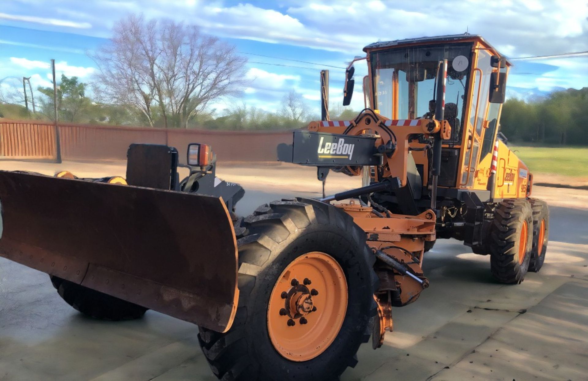 LEE BOY 985 MOTOR GRADER (SAME SIZE AS CAT 140 H) - Image 6 of 10