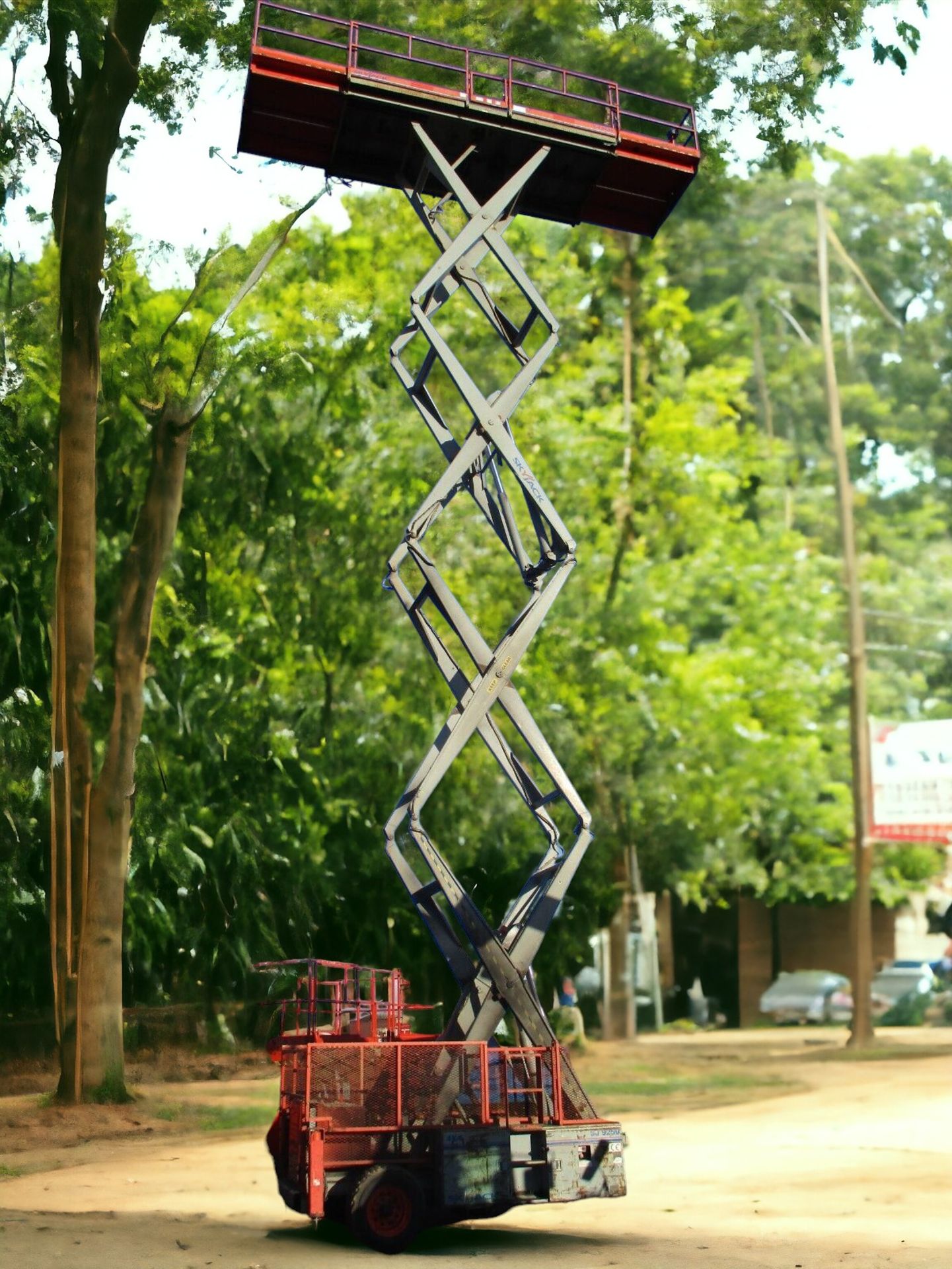 MAXIMIZE EFFICIENCY WITH THE SKYJACK SJ9250 SCISSOR LIFT - Image 3 of 12