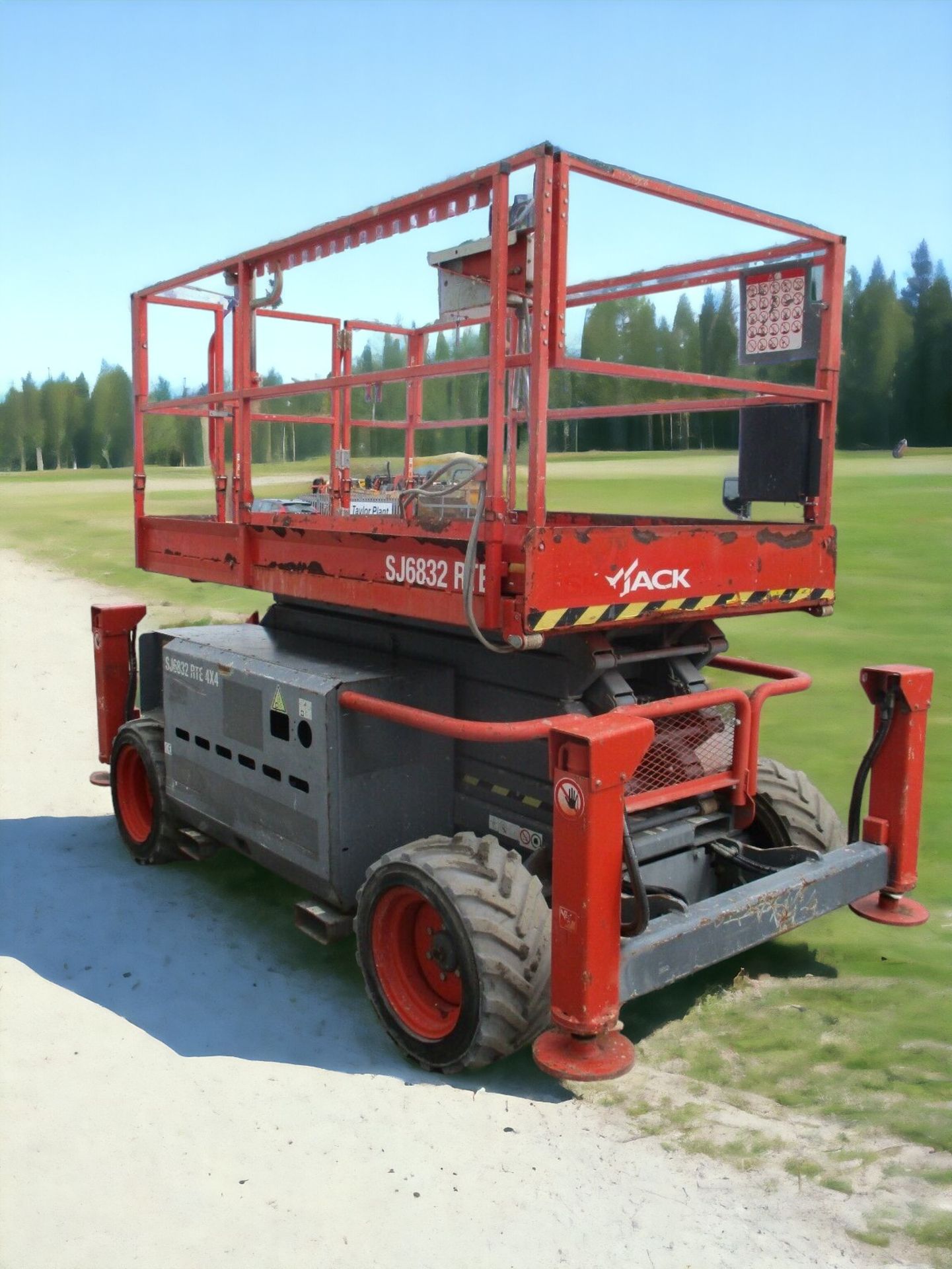 2014 SKYJACK SJ6832RTE SCISSOR LIFT - REACH NEW HEIGHTS WITH EFFICIENCY AND VERSATILITY - Image 9 of 15