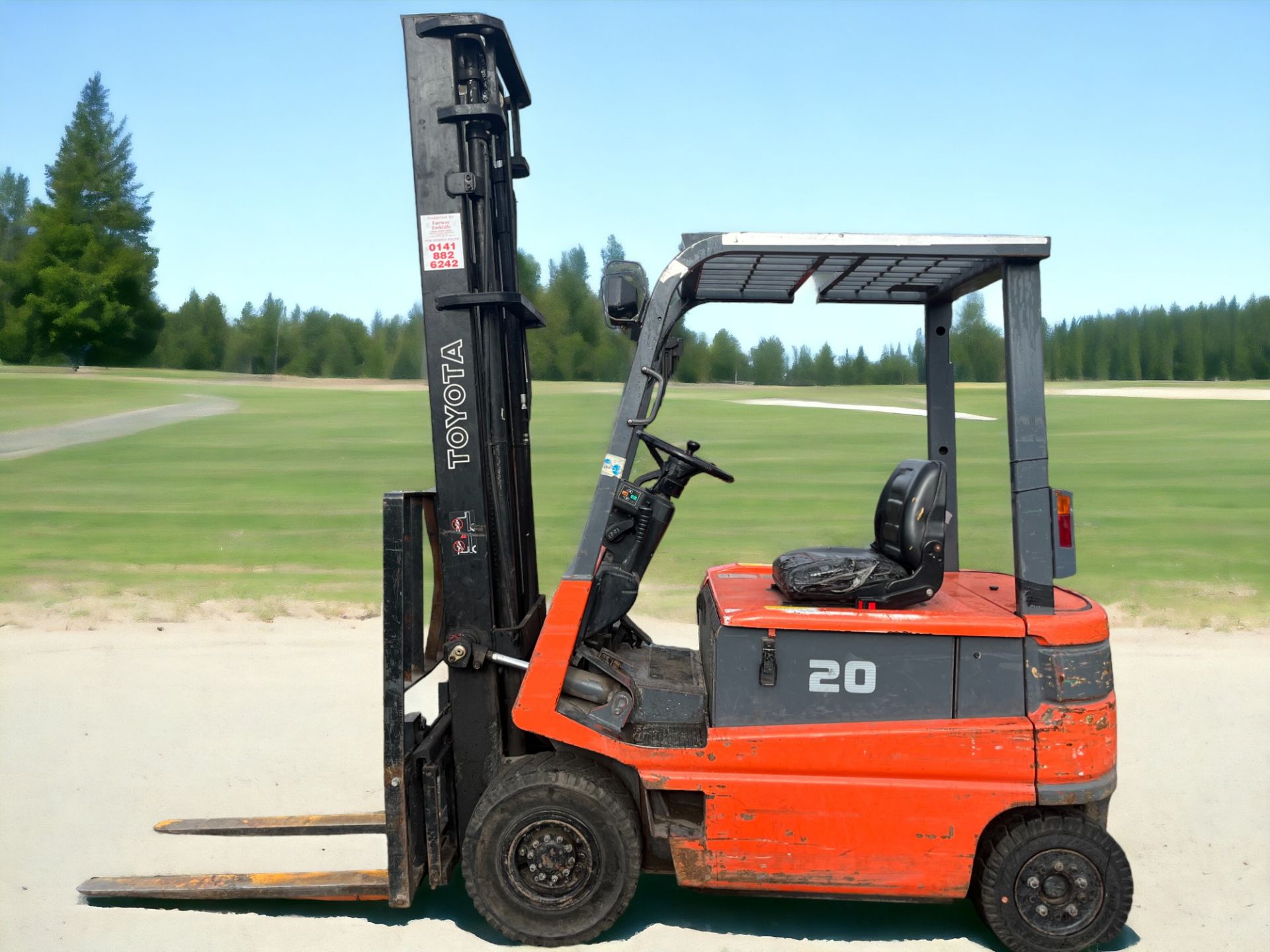 TOYOTA ELECTRIC 4-WHEEL FORKLIFT - FBM20 (2000) **(INCLUDES CHARGER)**