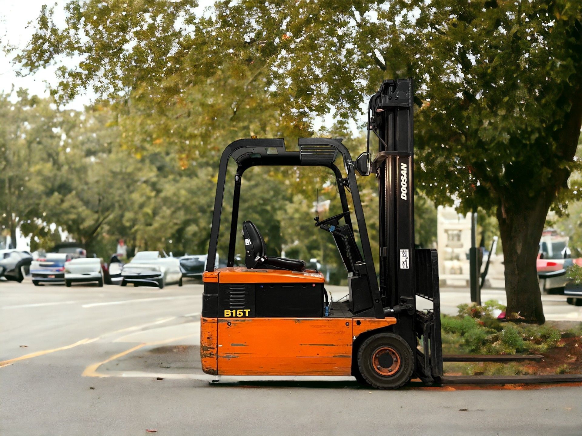 DAEWOO ELECTRIC 3-WHEEL FORKLIFT - MODEL B15T (1998) **(INCLUDES CHARGER)** - Image 5 of 6