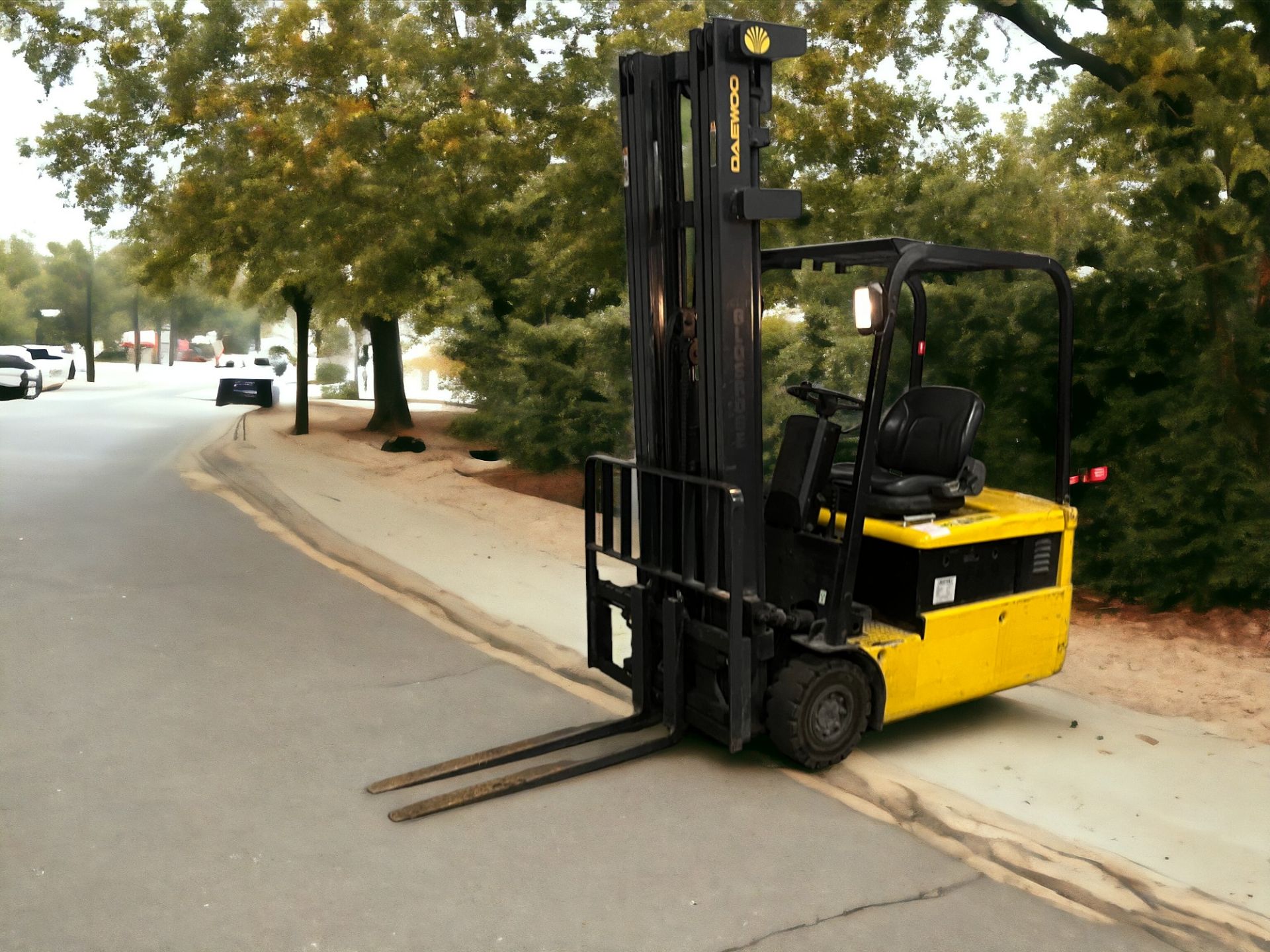 DAEWOO ELECTRIC 3-WHEEL FORKLIFT - MODEL B18T-2 (2002) **(INCLUDES CHARGER)** - Image 3 of 6