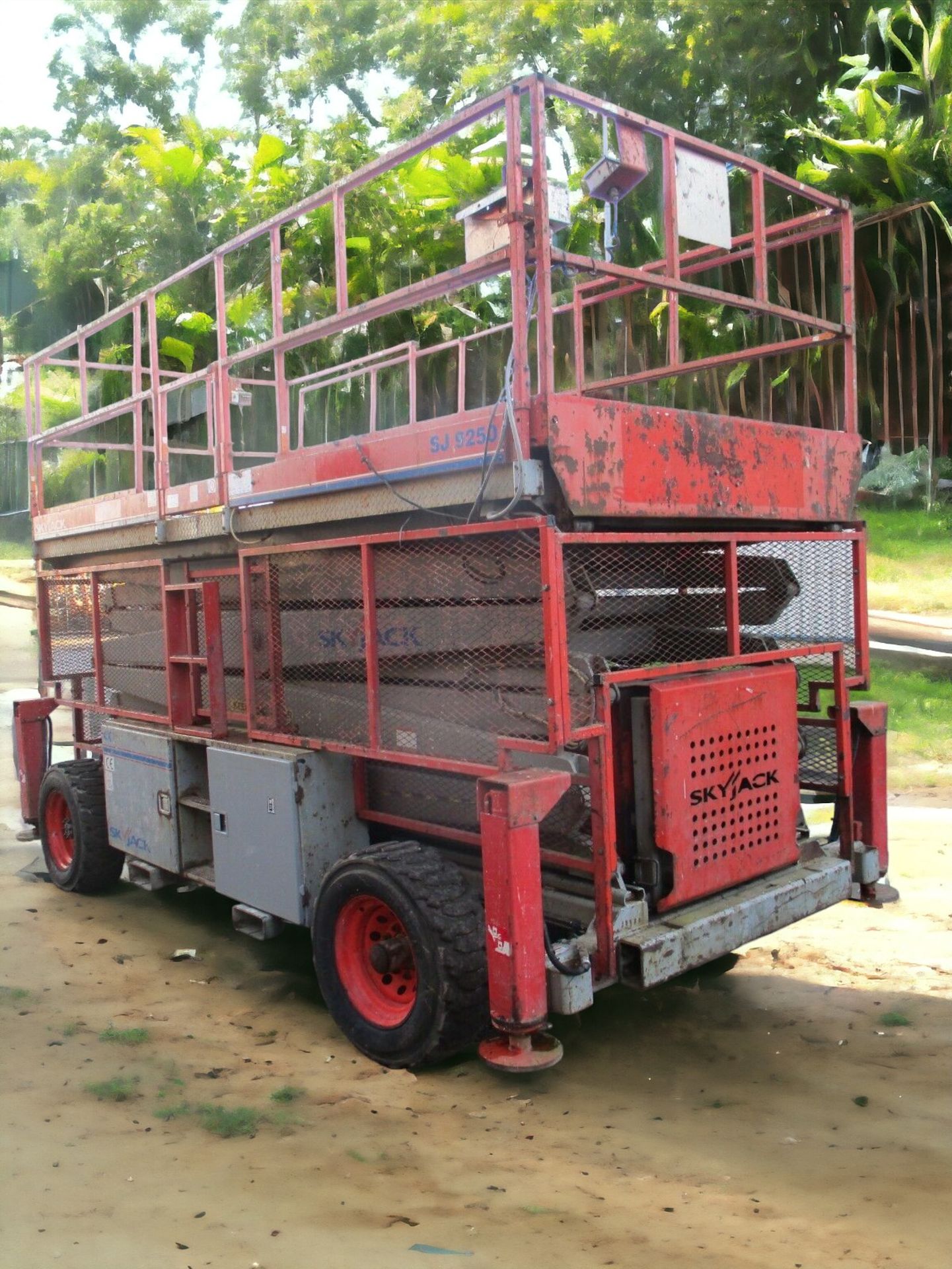 MAXIMIZE EFFICIENCY WITH THE SKYJACK SJ9250 SCISSOR LIFT - Image 11 of 12