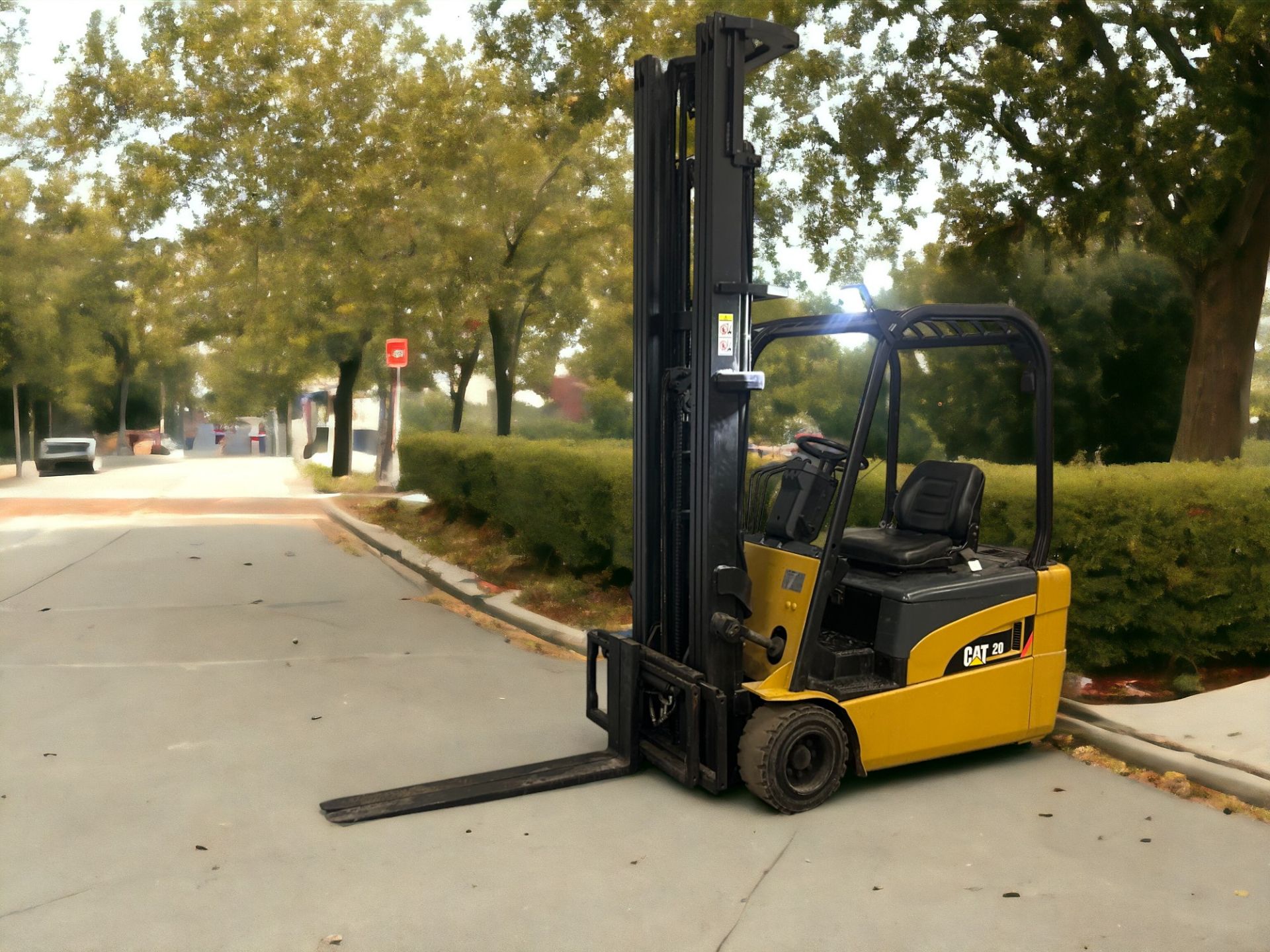 CAT LIFT TRUCKS ELECTRIC 3-WHEEL FORKLIFT - MODEL EP20NT (2008) **(INCLUDES CHARGER)** - Image 2 of 6
