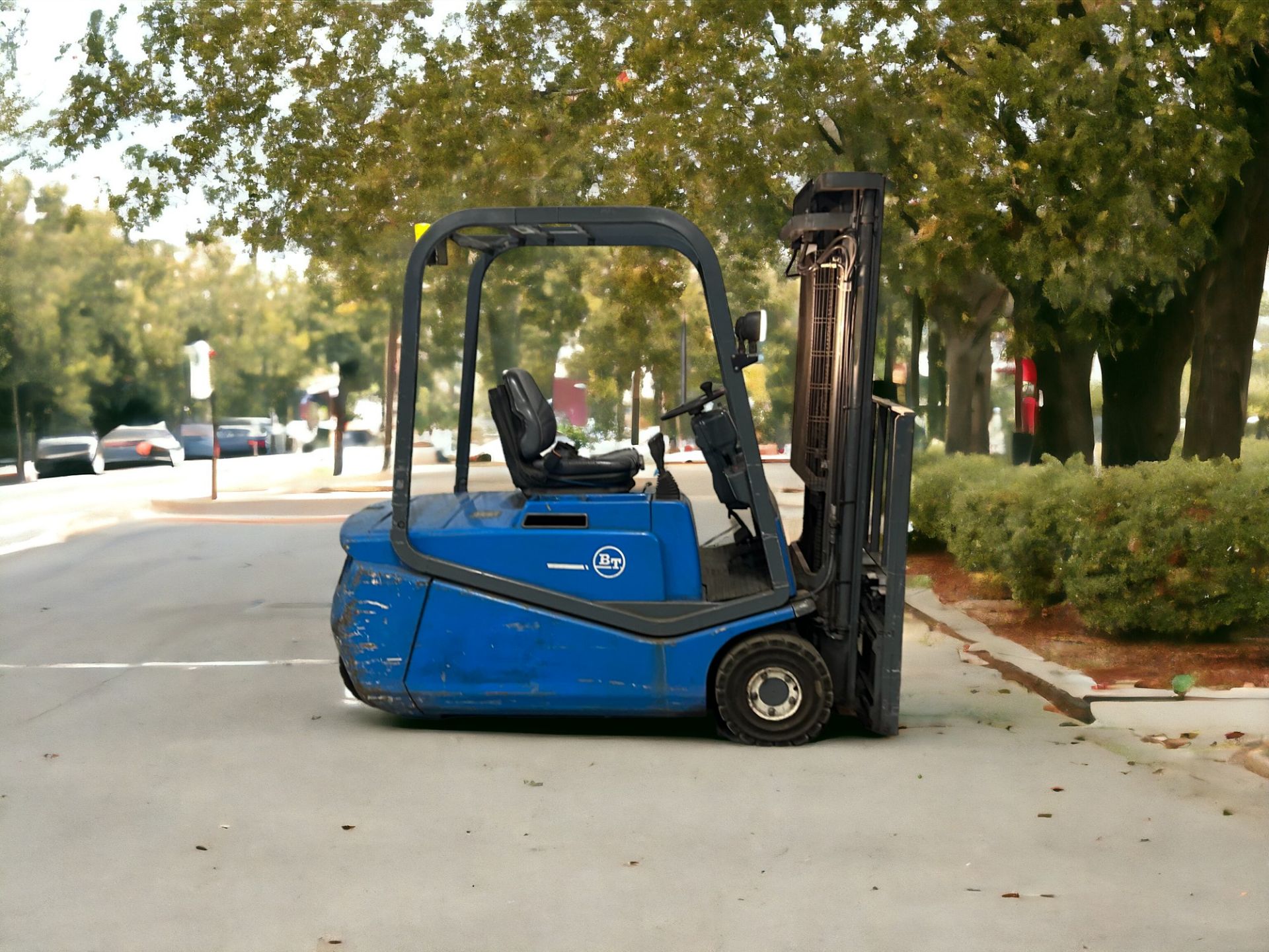 BT ELECTRIC 3-WHEEL FORKLIFT - MODEL CBE1.6T (2002) **(INCLUDES CHARGER)** - Image 5 of 6