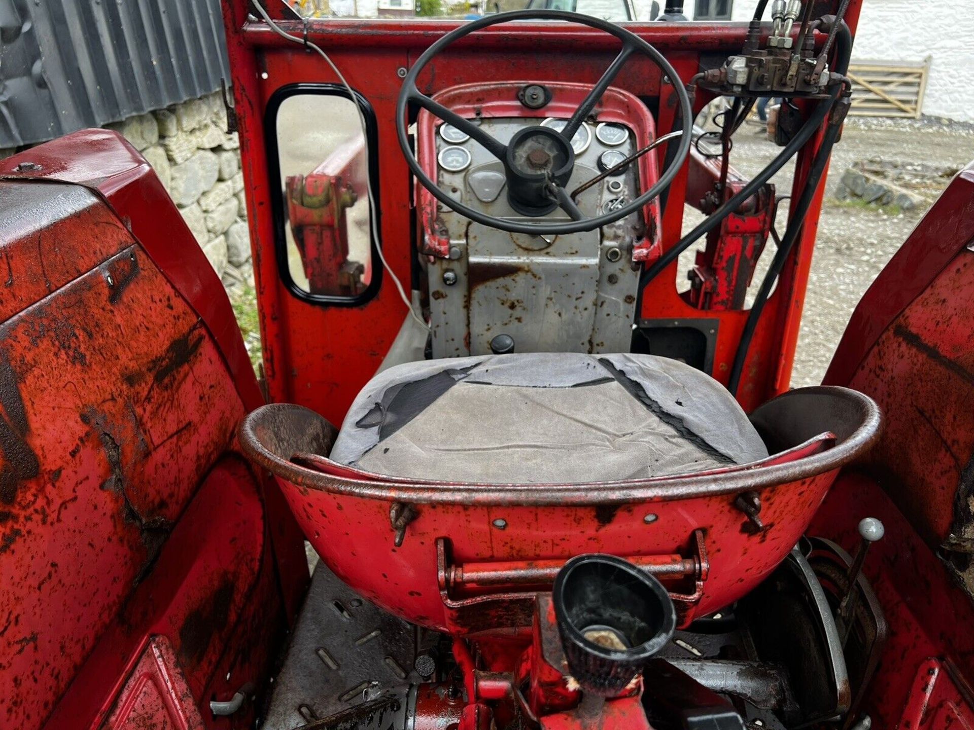 POWERFUL PERFORMANCE: MASSEY FERGUSON 165 TRACTOR, BUILT TO LAST - Image 8 of 9