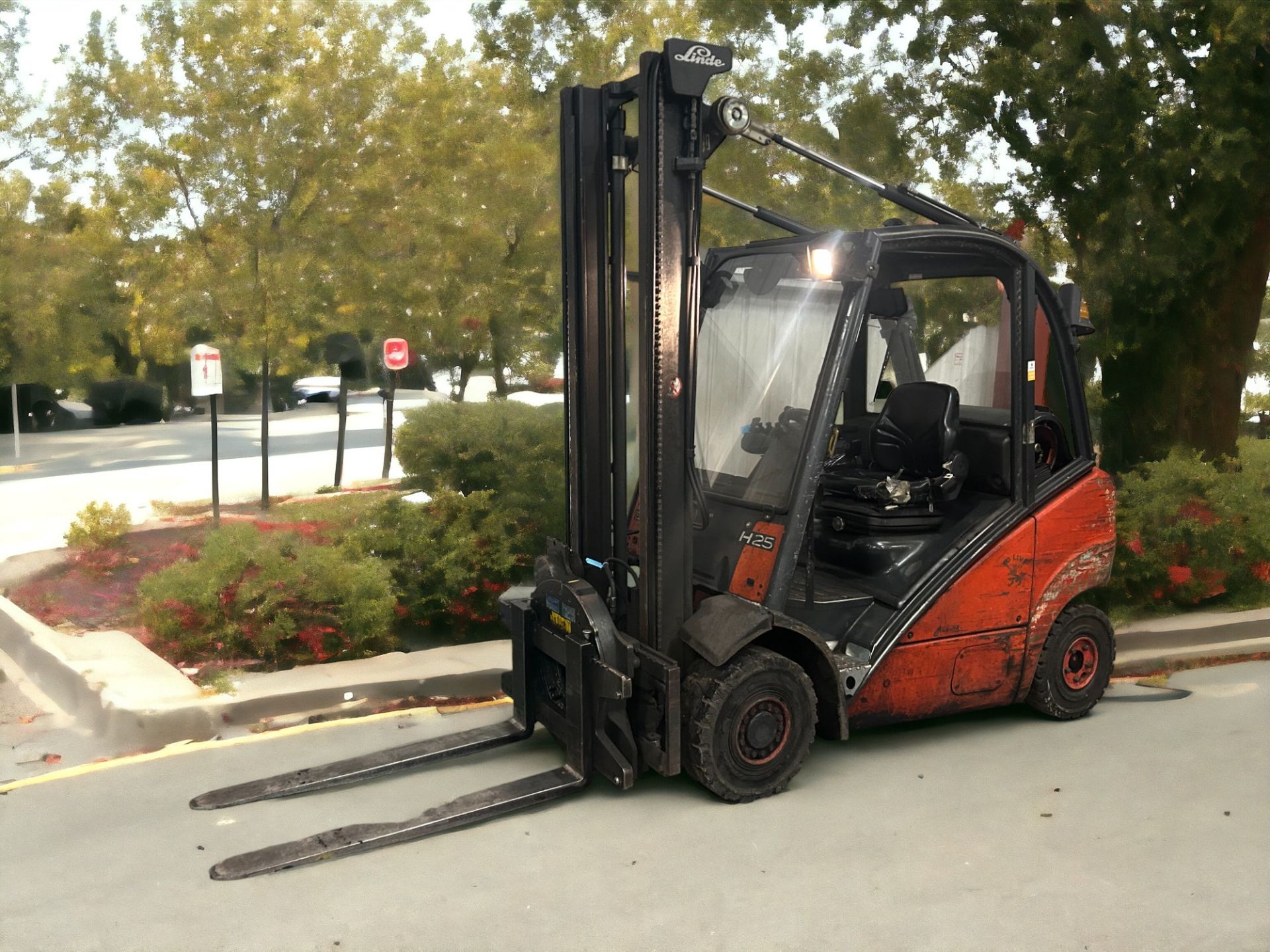 LINDE LPG FORKLIFT - MODEL H25T (2005) - Image 2 of 6