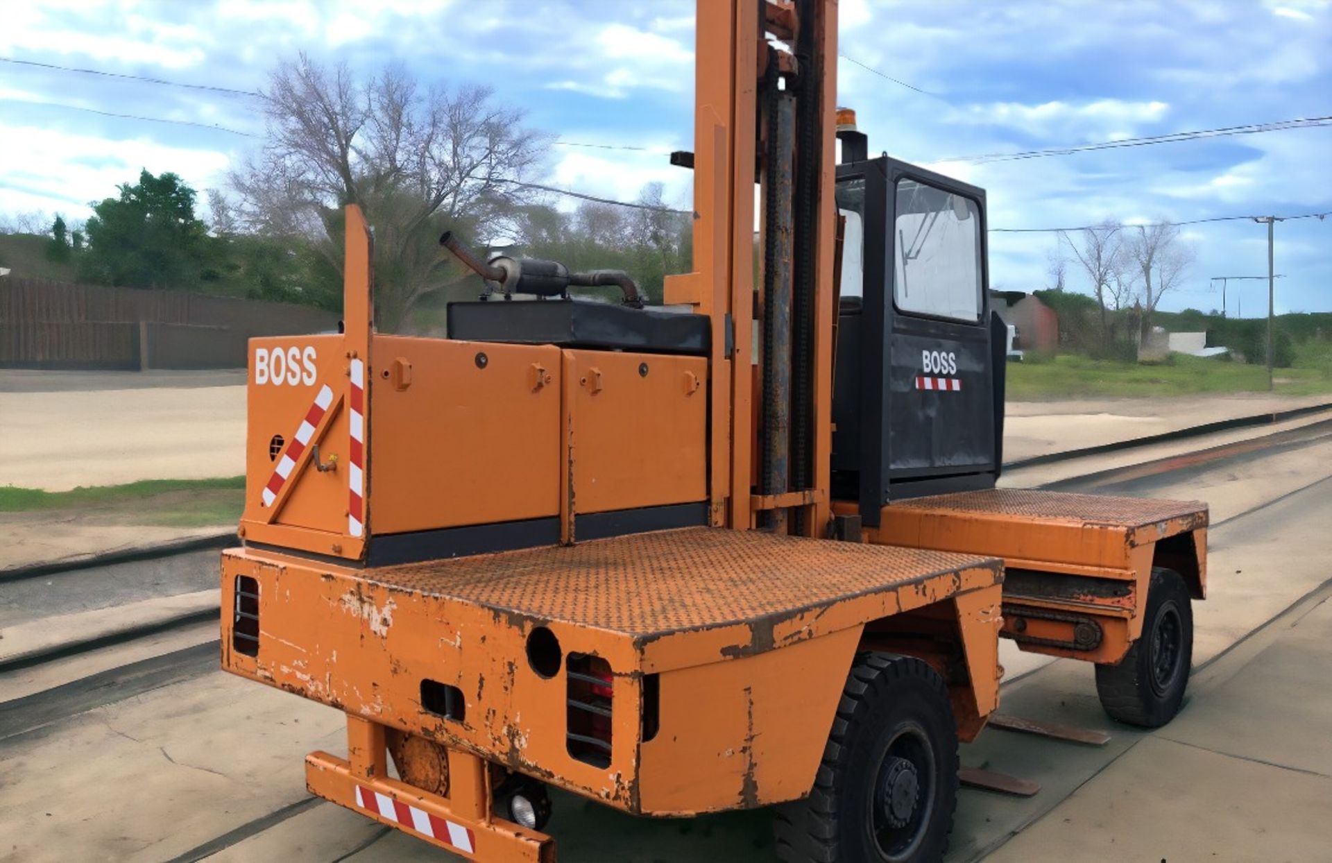 BOSS 556 5 TON SIDELOADER FORKLIFT - Image 4 of 9