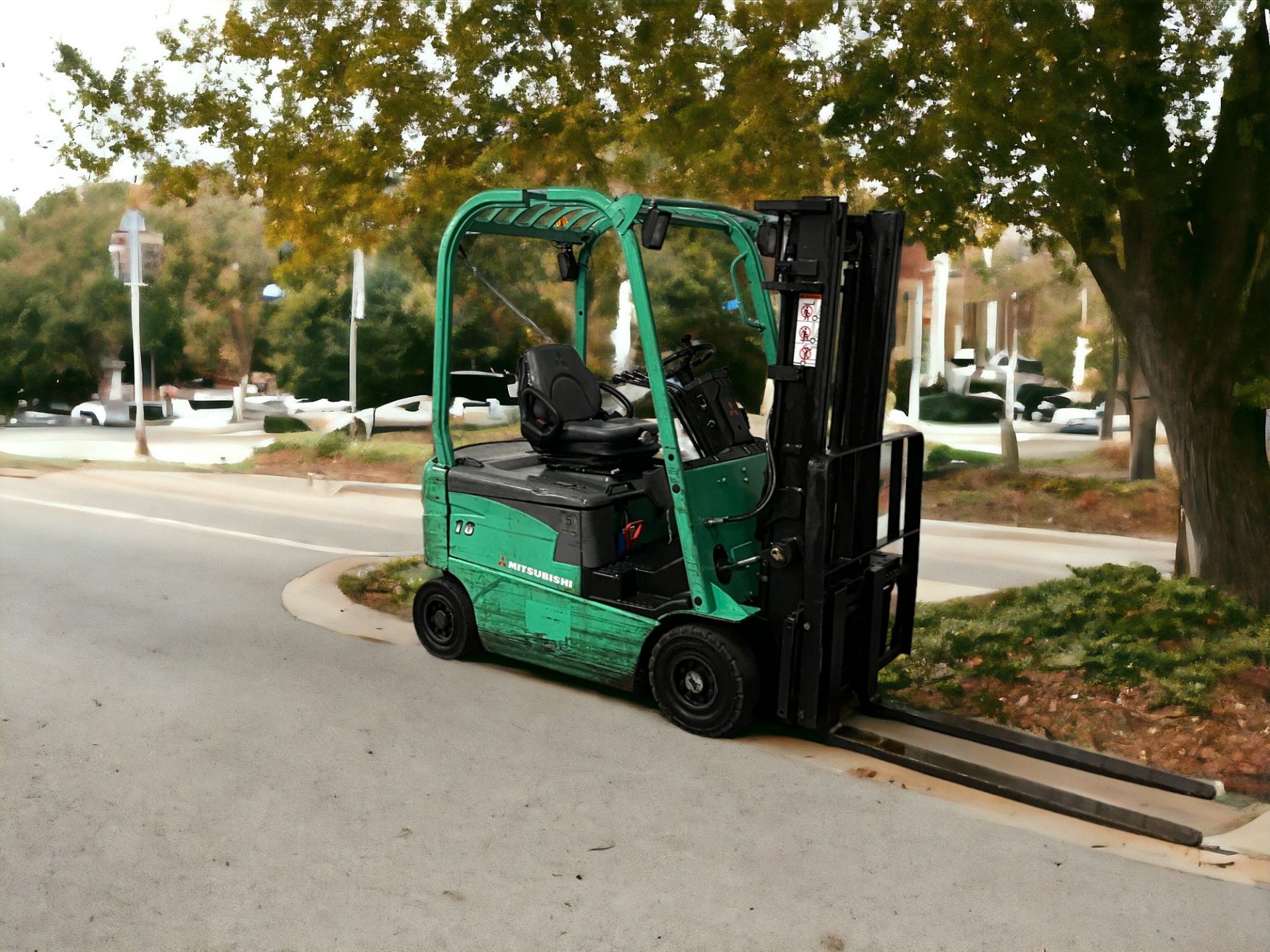 MITSUBISHI ELECTRIC 4-WHEEL FORKLIFT - MODEL FB16N (2005) **(INCLUDES CHARGER)** - Image 5 of 6