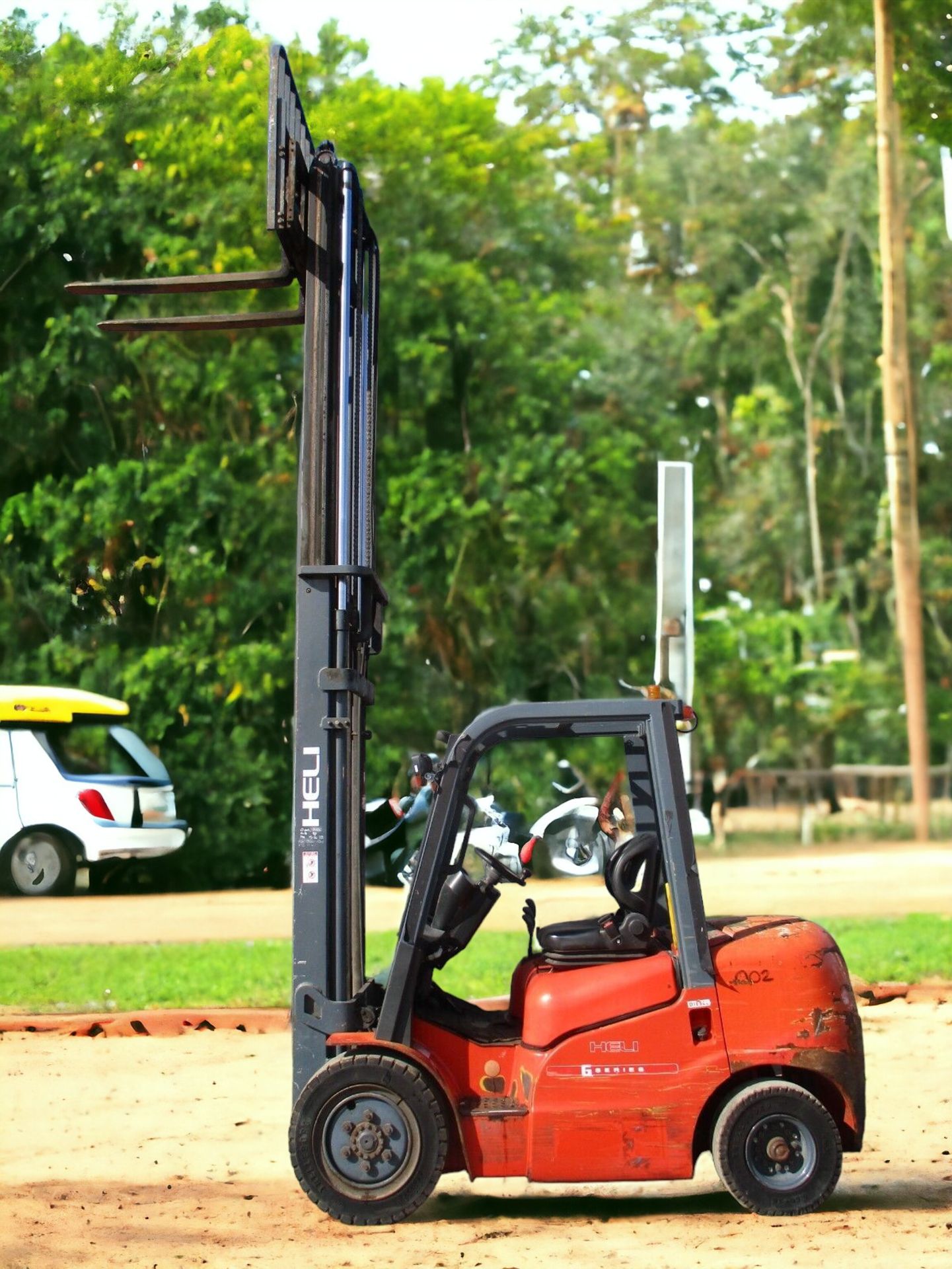 ENHANCE EFFICIENCY WITH THE HELI FD30G FORKLIFT - Image 4 of 11