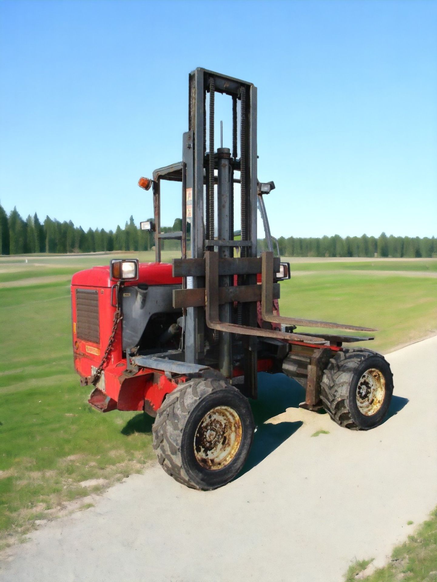 TERRAIN WITH THE MIGHTY MOFFETT MOUNTY M8 25.4 FORKLIFT - Image 10 of 14