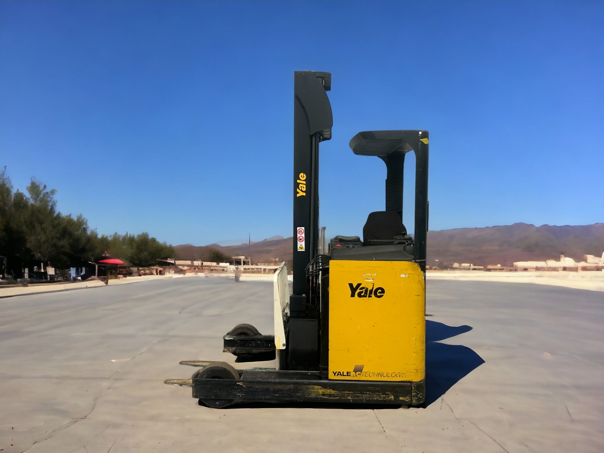 YALE MR16 REACH TRUCK - HIGH-PERFORMANCE ELECTRIC MATERIAL HANDLER **(INCLUDES CHARGER)** - Image 2 of 6