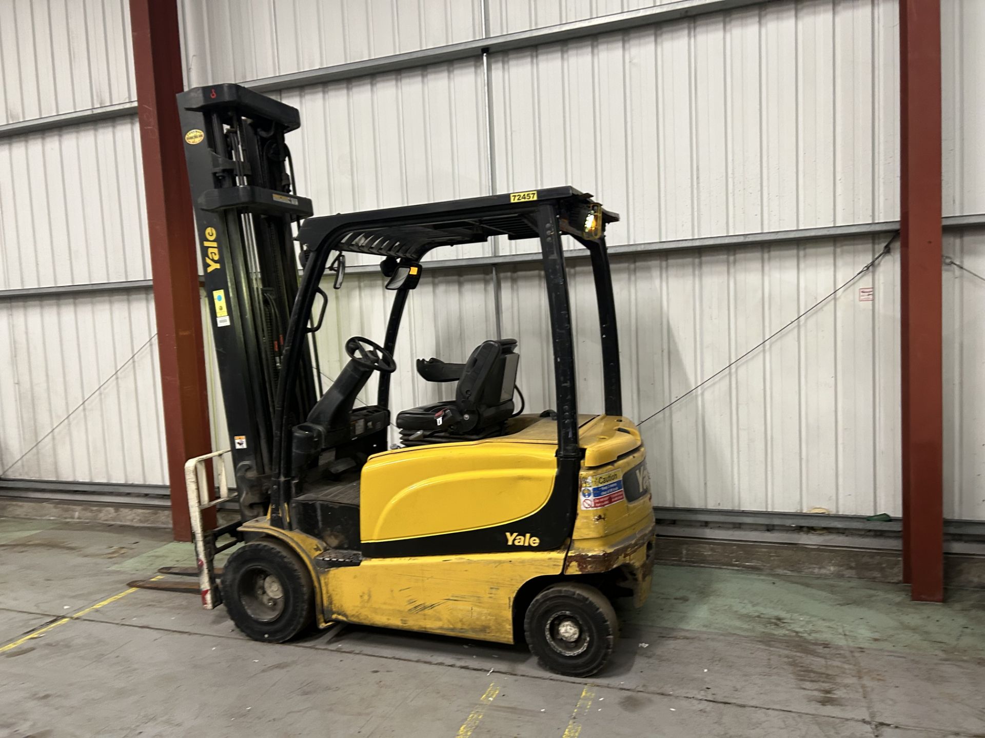 ELECTRIC - 4 WHEELS YALE ERP25VL **(INCLUDES CHARGER)** - Image 4 of 6