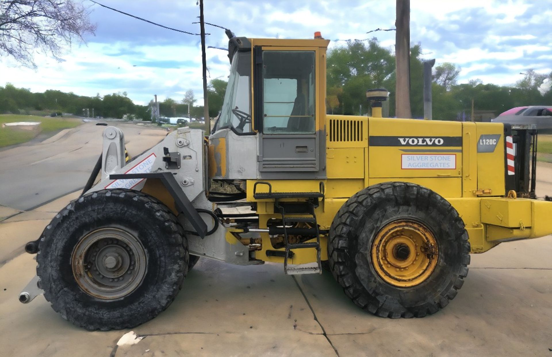 VOLVO L120 C WHEELED LOADER - Image 2 of 11