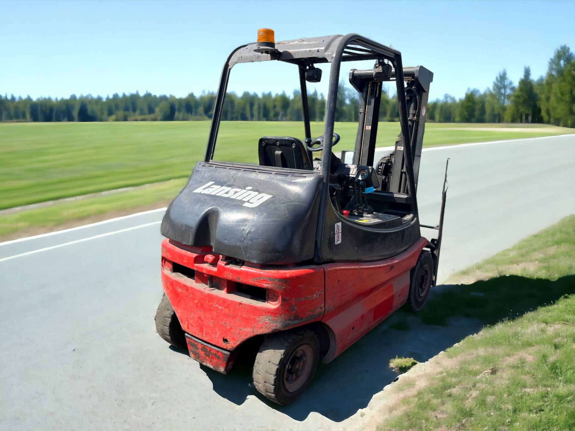 LINDE ELECTRIC 4-WHEEL FORKLIFT - E25-01 (1996) **(INCLUDES CHARGER)** - Image 4 of 6