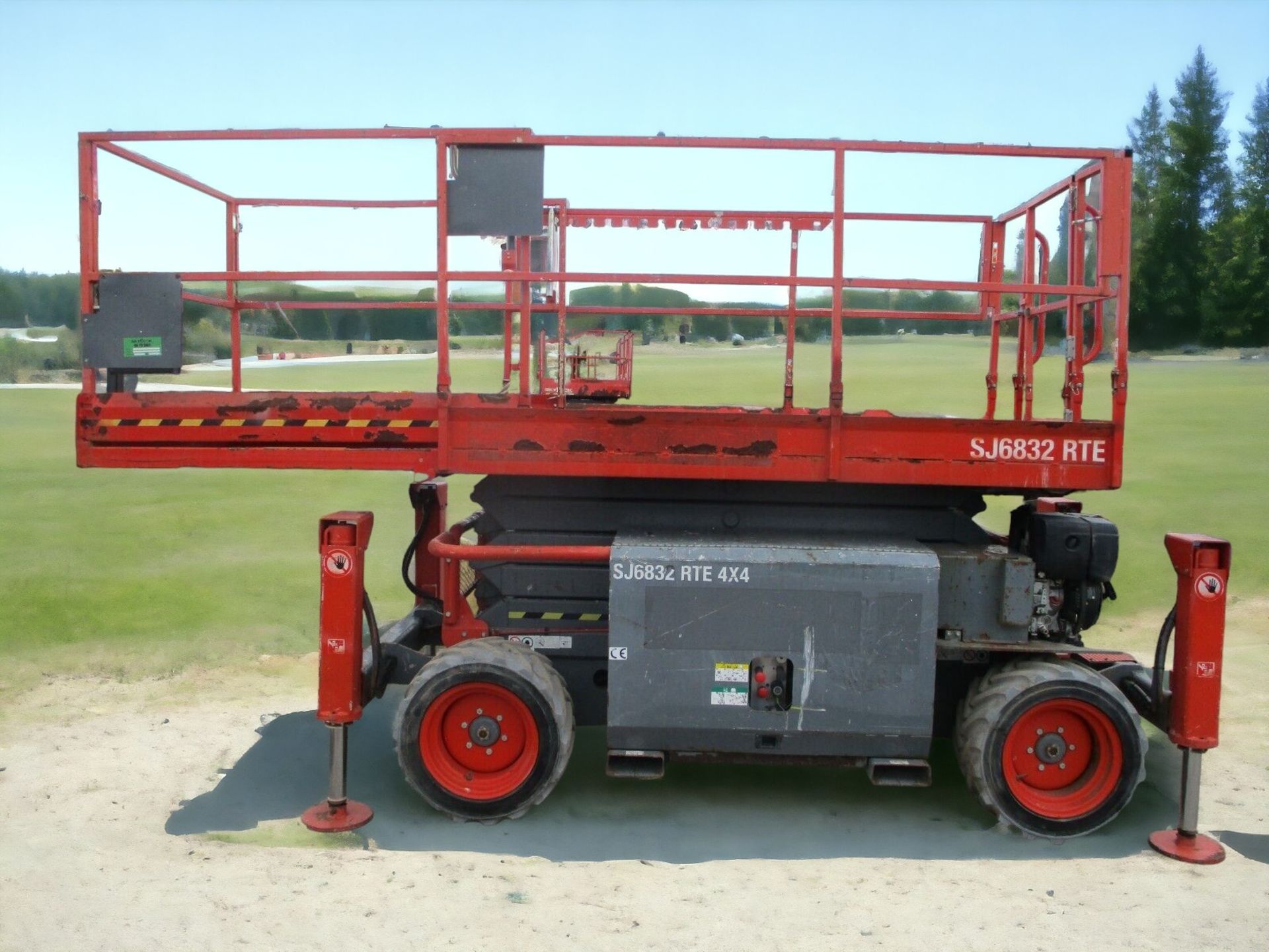 2014 SKYJACK SJ6832RTE SCISSOR LIFT - REACH NEW HEIGHTS WITH EFFICIENCY AND VERSATILITY - Image 3 of 15