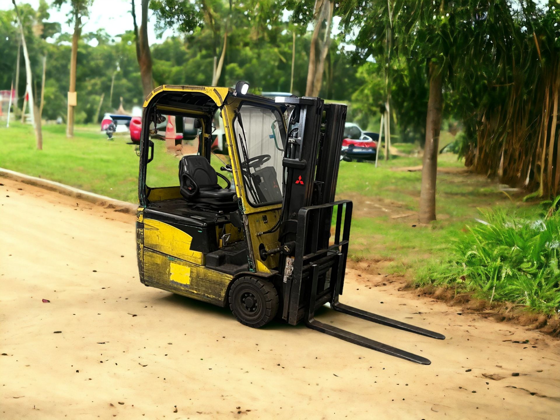 **(INCLUDES CHARGER)** MITSUBISHI ELECTRIC 3-WHEEL FORKLIFT - FB16NT (2011) - Image 4 of 6