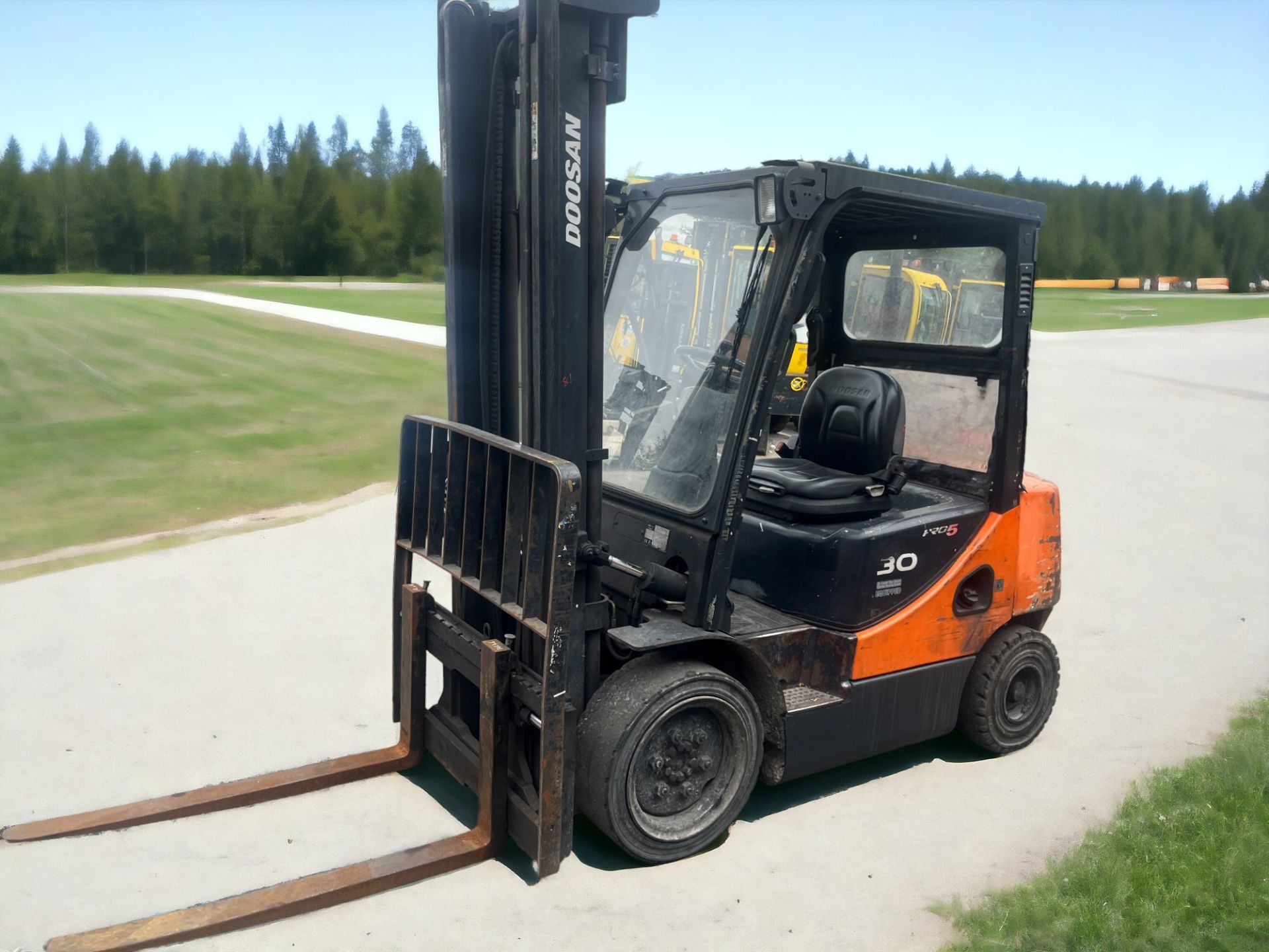 YEAR- 2011 DOOSAN D30S-5 DIESEL FORKLIFT - Image 2 of 6