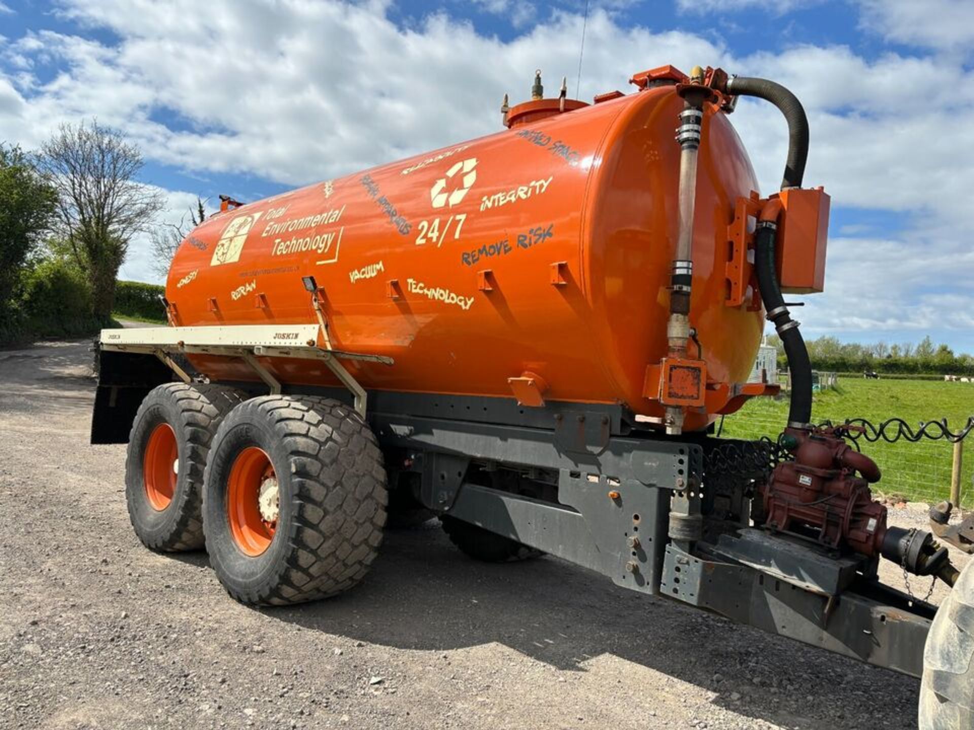 2004 JOSKIN 14000TS LGP VACUUM TANKER: HIGH-QUALITY, LOW USAGE - Image 2 of 17