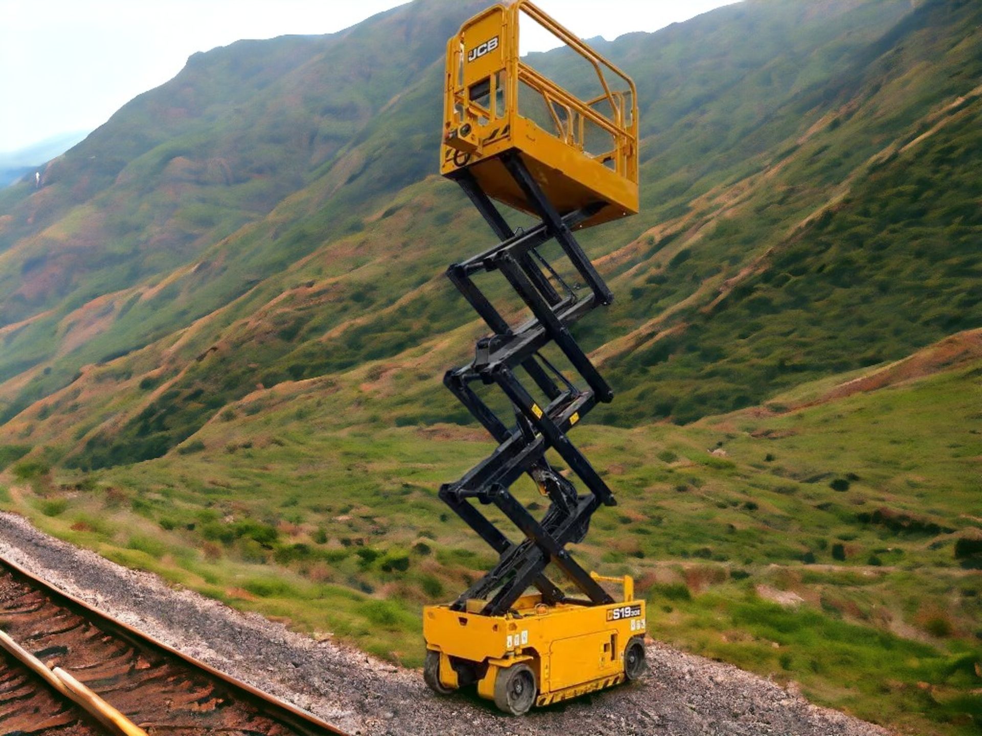 EFFICIENT AND RELIABLE JCB S1930E ELECTRIC SCISSOR LIFT - Image 7 of 12