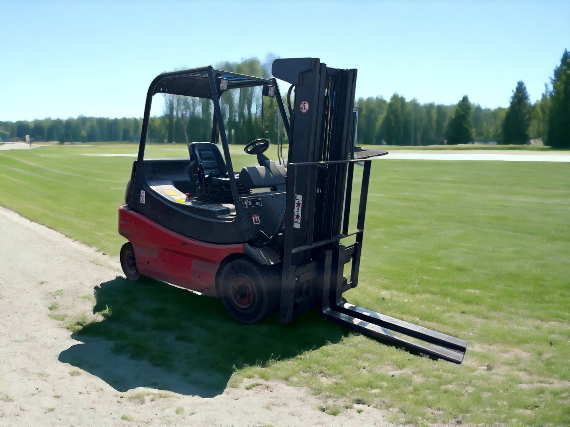 LINDE ELECTRIC 4-WHEEL FORKLIFT - E25-01 (1996) **(INCLUDES CHARGER)** - Image 3 of 6