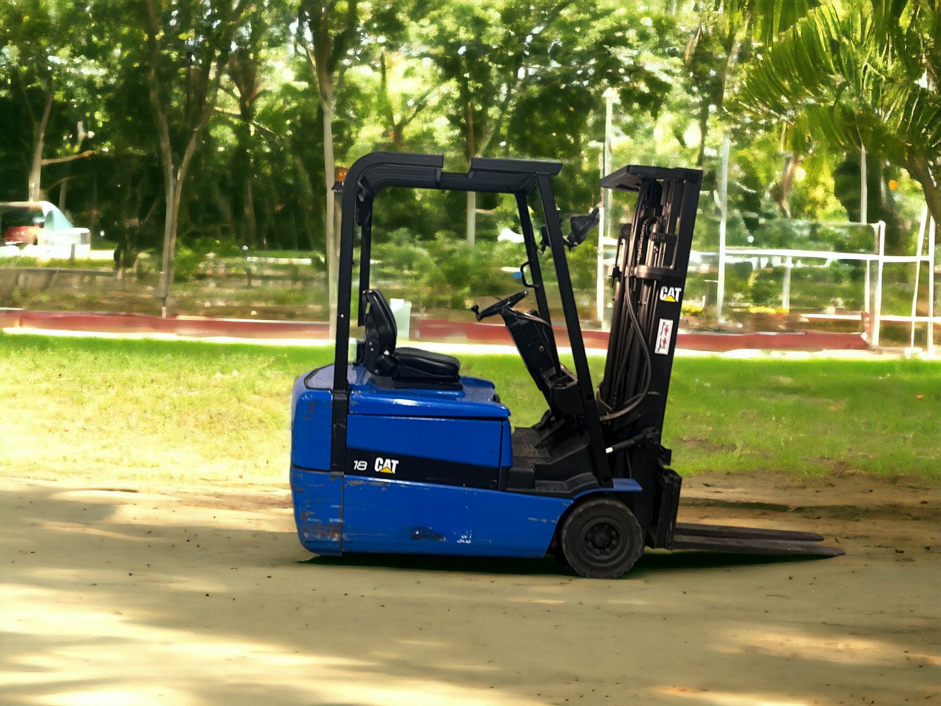 **(INCLUDES CHARGER)** CAT LIFT TRUCKS ELECTRIC 3-WHEEL FORKLIFT - EP18KRT (2002) - Image 4 of 5