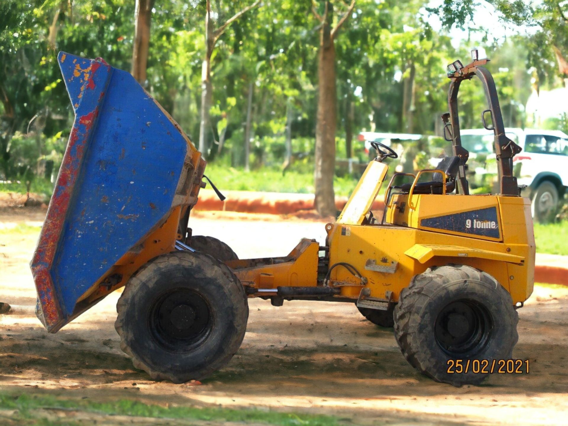 POWERFUL AND RELIABLE 2009 THWAITES 9-TON DUMPER - Image 6 of 12