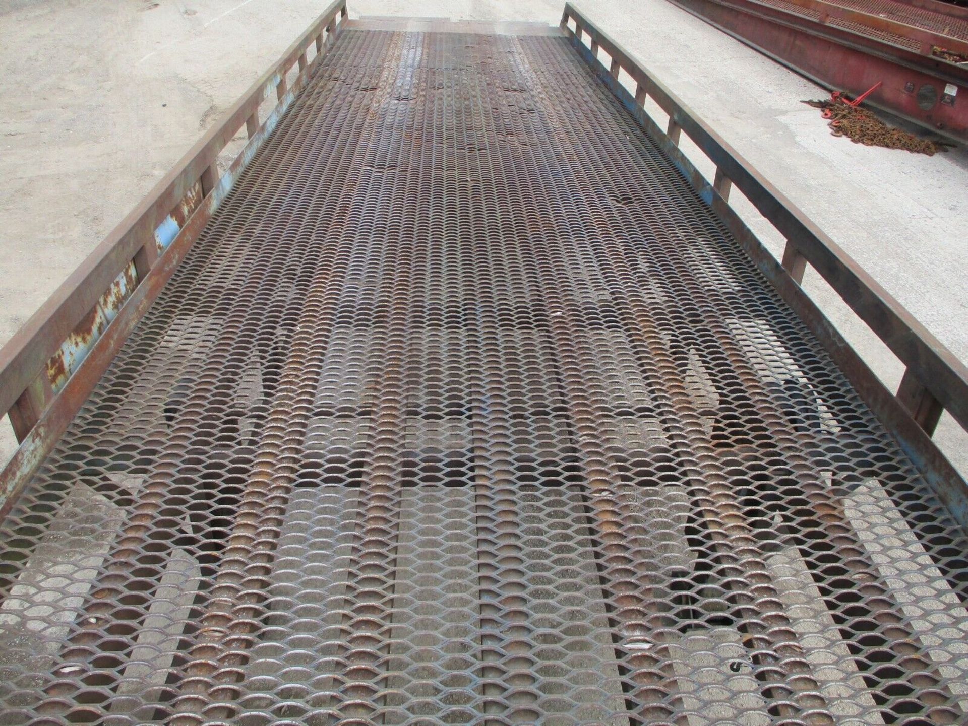 LANTERN CONTAINER LOADING RAMP - Image 3 of 14